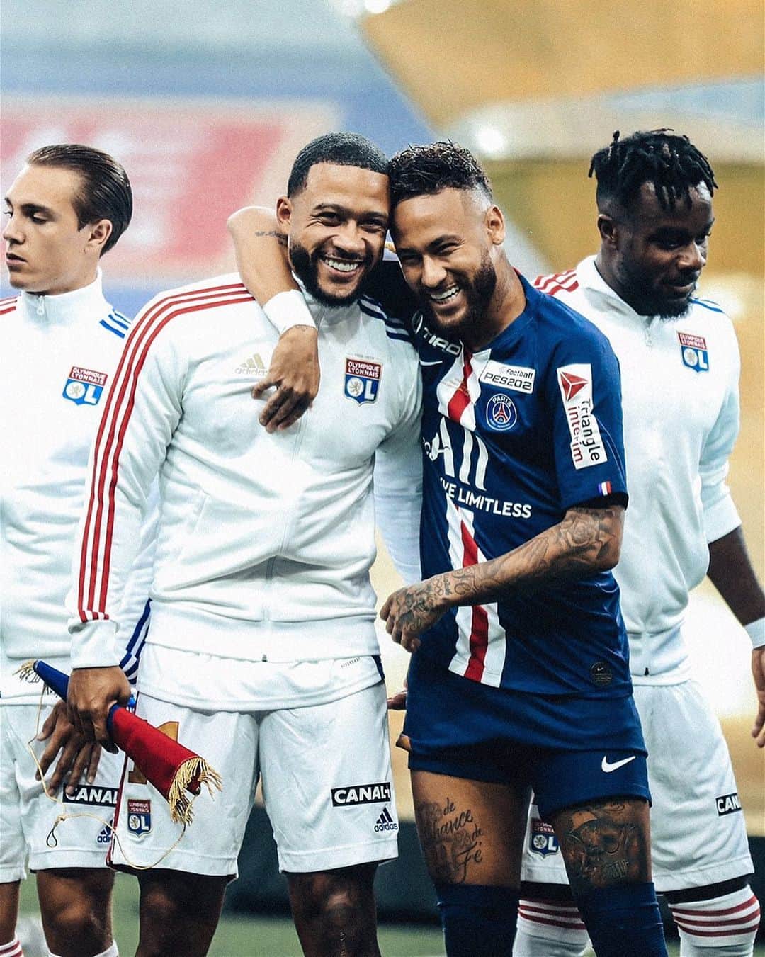 メンフィス・デパイのインスタグラム：「Happy birthday bro 🎉 God has put you on this world to inspire!  I know your journey is far from over and I’m excited to see what more God has planned for you. Enjoy your day! 🙏🏽🕺🏽💜 #YoungLegend」