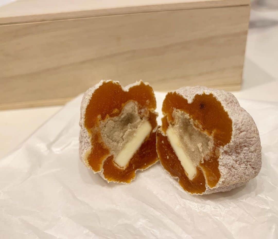 上田昌幸のインスタグラム：「なんだこの美味しすぎる干し柿は∑(ﾟДﾟ)‼️ 中に何か入ってたからキレイに切ってみた。 中に白餡と薄切りバターが入ってましたー✨  なんだこの美味しすぎる干し柿は‼️  #干し柿 #贈り物 #ありがとうございました。 #美味しゅうございました☺️」