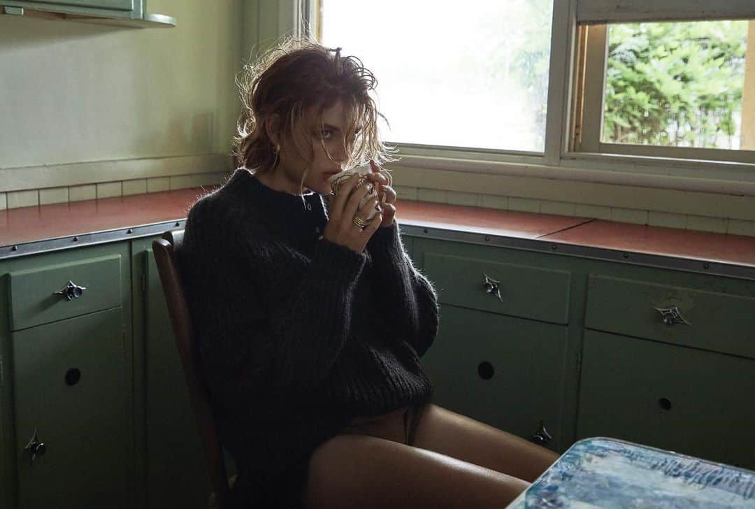 Victoria Leeのインスタグラム：「🤎  @elbazin.magazine  @simonuptonpics  @samanthap_  @freddiefredericks  @kyye  @kazkingdon」