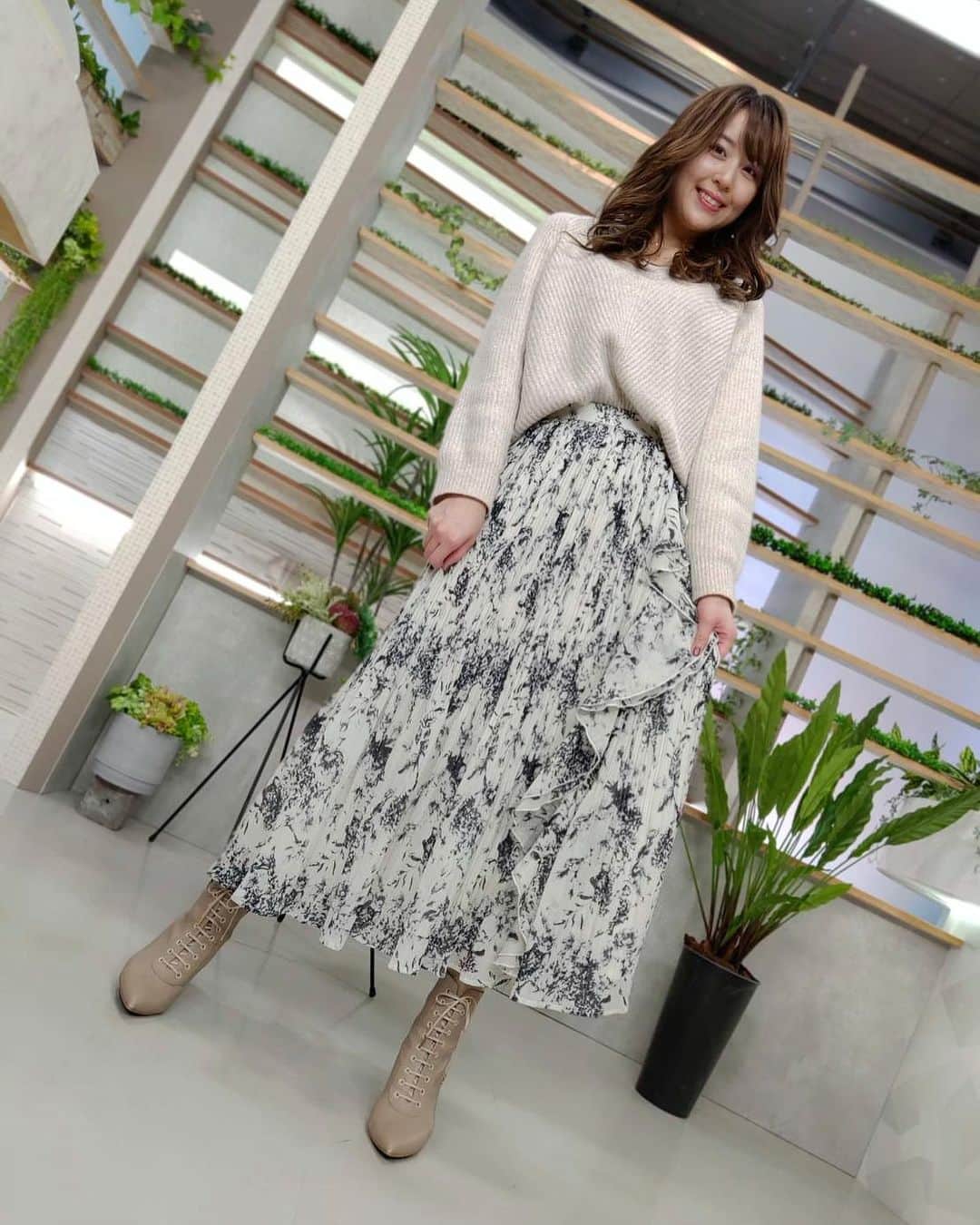 のインスタグラム：「. . お仕事の密度が高い金曜日は、 毎週お気に入りを着ています👗🤍. . ずーっと出会えたらいいなと思っていた トワルドジュイ風のスカート😍. ついに見つけて大満足🥺✨. #skirt#herlipto . . トップスも暖かくてキラキラのニット🧶🤩. #knit#stola. . . #お洋服大好き#モチベーションの上げ方 はこれ👗🤍. #outfit#ootd . @herlipto @stola.jp . #トワルドジュイ . #tvh#アナウンサー#磯田彩実.」