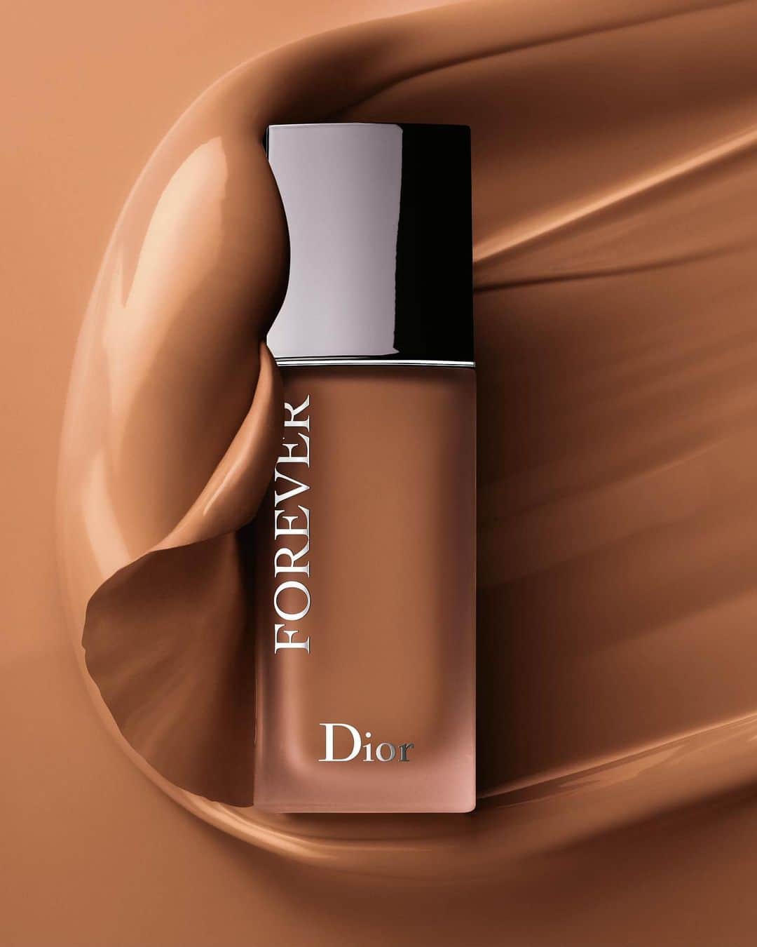 Dior Makeupのインスタグラム：「Get a flawless complexion with Dior’s best-selling Forever 24h wear foundation. It will instantly reveal your skin's full sensuality and will offer a velvety matte finish that lasts all day. Find your perfect shade within the 36 hues! • DIOR FOREVER 6N • #diormakeup #diorforever #lovemydiorskin」