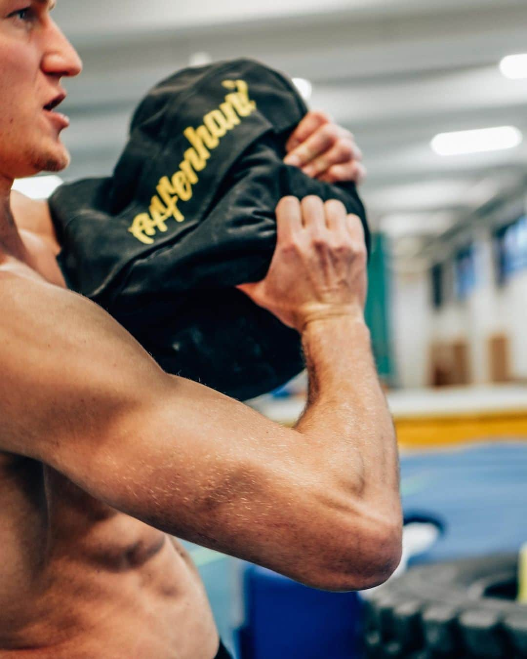 トーマス・レーラーさんのインスタグラム写真 - (トーマス・レーラーInstagram)「It‘s a work vibe. Sandbag over shoulders for the win 🏆 Who was working out today?  #workout #trackandfield #javelin #sandsack #sandbag @affenhand #overshoulder #coreworkout #corestability #affenhand」2月5日 21時47分 - thomasroehler