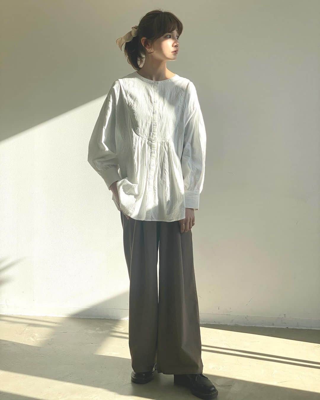 村田倫子さんのインスタグラム写真 - (村田倫子Instagram)「すきなシャツ。  タックの具合、ボリューム 袖と裾の広がり… ベーシックの中に たくさん詰め込んだフェチ。 春も活躍してくれそうです。  秋から何度も再販している Volume Cotton Shirt 今回また入荷したので、この機会にぜひ…❤︎」2月5日 21時48分 - rinco1023