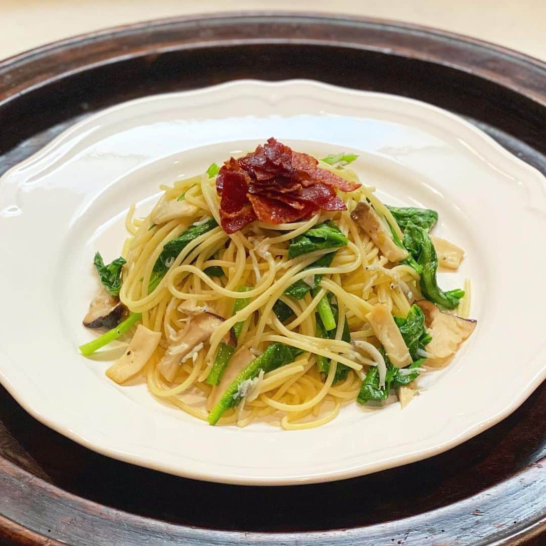 松本孝美さんのインスタグラム写真 - (松本孝美Instagram)「パスタ  けっこうな量あったのに あんまり見えてないけど #しらすのパスタ です  蕪の茎と葉、エリンギと一緒に ペペロンチーノ  トッピングはカリッと焼いた 賞味期限切れの生ハム  かなりしょっぱいので本体は塩分少なめ  サラダはトレビス、セロリ、りんごに ミックスナッツ 塩胡椒とにんにくオイルで  りんごは先にホワイトバルサミコ少々をまわしかけています  #t_mimi_salad  #パスタ#しらす#蕪の葉#エリンギ#生ハム#サラダ#トレビス#セロリ#りんご#ホワイトバルサミコ」2月5日 21時48分 - t_mimi1414