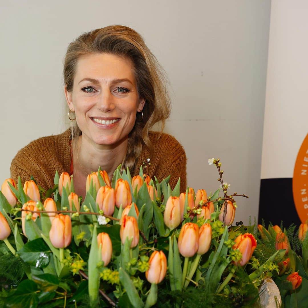 マノン・フリールさんのインスタグラム写真 - (マノン・フリールInstagram)「In m’n nopjes met deze prachtige tulpen 🌷🥰 🧡  📸 @edwinsmulders   Het was een eer om deze nieuwe soort tulp te dopen tot #Heroes. Hij is stoer, Hollands, sterk, oranje en speciaal voor alle grote en kleine helden van Nederland! Met de verkoop van deze tulp wordt geld ingezameld voor @sporthelpt. Deze stichting organiseert droomontmoetingen voor ernstig zieke kinderen in het ziekenhuis met een topsporter van zijn of haar favoriete sport. De zieke kinderen zijn helden, de sporter is een held en deze prachtige tulp is een held. Vandaar de toepasselijke naam ‘Heroes’. De HEROES zijn online te bestellen via de online shop van @e.bloom.nl!  https://lnkd.in/esZ-ArJ」2月5日 21時57分 - manonflier