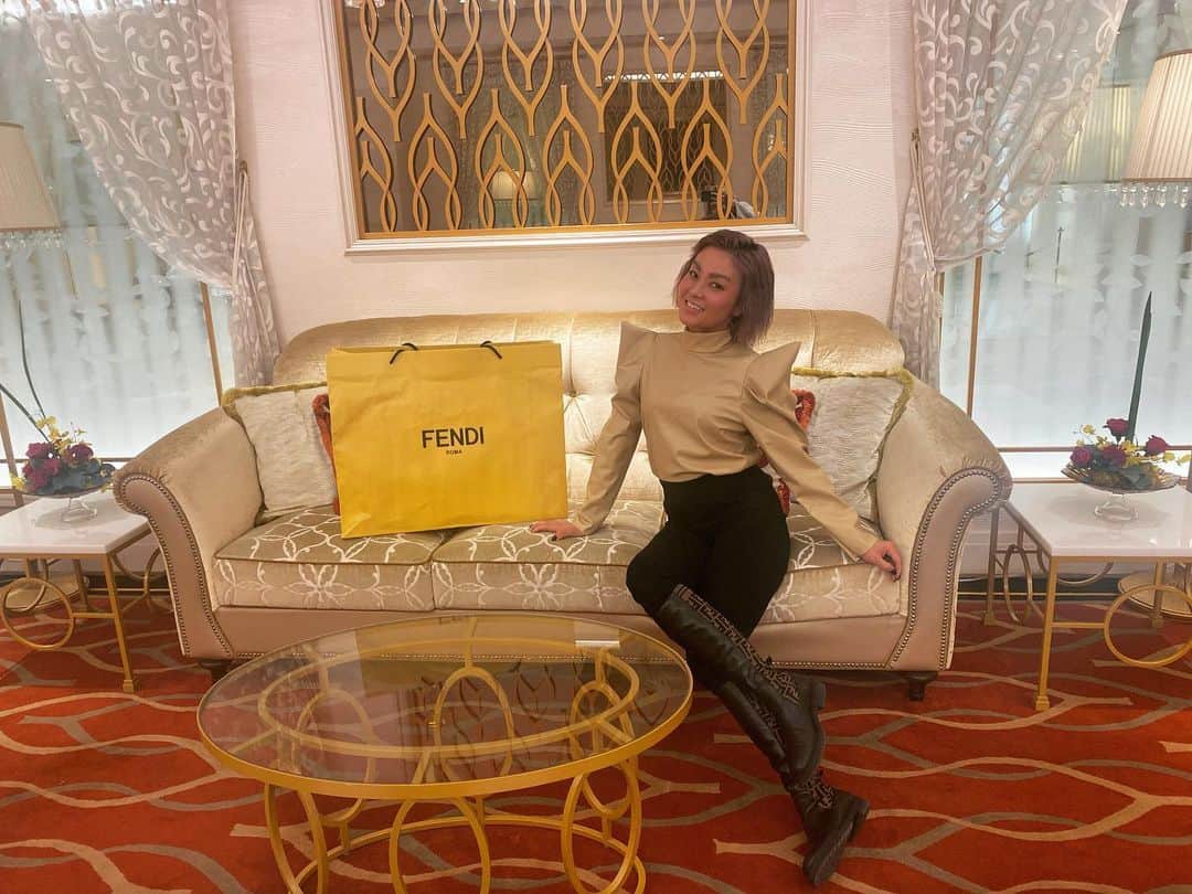 Nazukiのインスタグラム：「久々にオシャレな所に✨✨  緊急事態宣言になり、なかなかDinnerにも行けないし、オシャレして出かける事もほとんどなくなってしまったけど、たまには、可愛いって思う場所に行ったり、綺麗な物見たり、美味しいご飯食べて、五感を刺激させて感性を磨くのは大事だよね ✨✨✨✨  Happyな気持ちになる🌟💓  #fendi #dinner #luxury  #fashion #mylife #happy #mama #五感　#感性 #ママ #ママライフ  #磨く #インテリア #オシャレ #綺麗 #レシピ #リビング #家 #ご飯 #光 #家具 #ホテル #リラックス #部屋 #テーブル #ソファ #モダン #ベッド #高級 #ランプ」