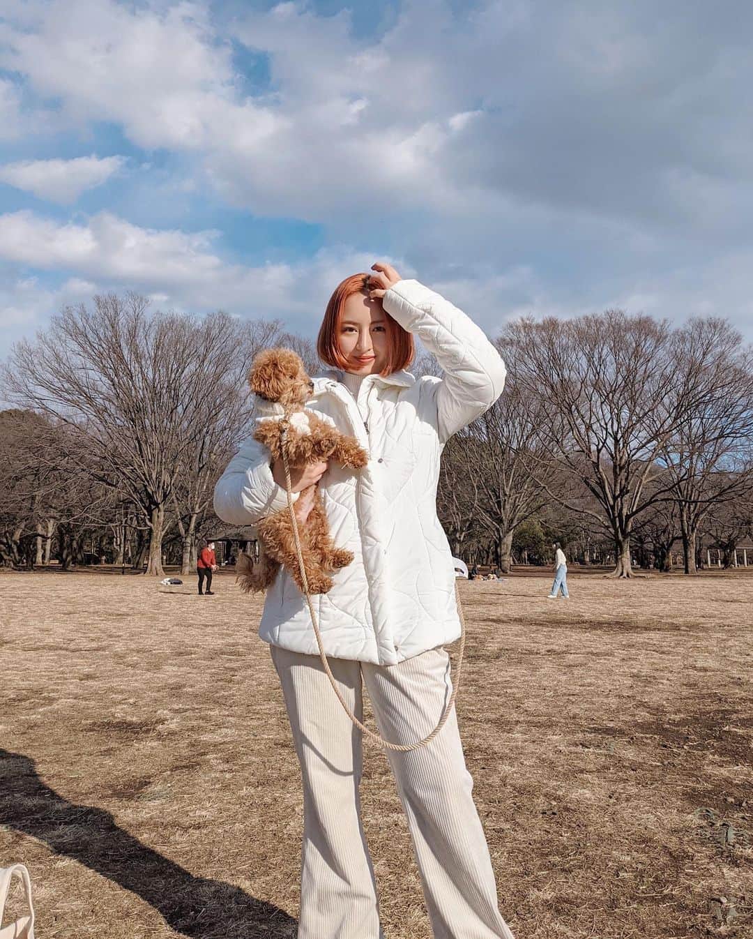 Julia Castroさんのインスタグラム写真 - (Julia CastroInstagram)「☁️☁️☁️ 太陽いっぱい愛いっぱい . #whitefashion  #white #fashion #outfit #ootd #downjacket #down #dogstagram #puppy #maltipoo #mybaby #maxmara #jacket  #orangehair #gingerhair  #ホワイトコーデ #白コーデ #冬服 #お散歩コーデ #公園 #愛犬 #マルプー #冬ファッション #服 #ちびコーデ #冬コーデ #白ダウン #もこもこ #julifashion」2月5日 21時56分 - julia.c.0209