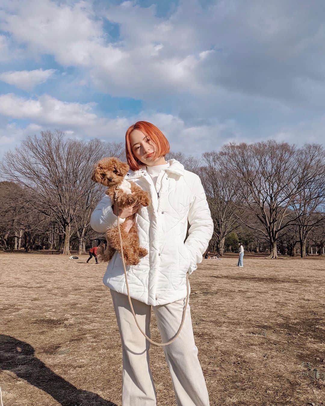 Julia Castroさんのインスタグラム写真 - (Julia CastroInstagram)「☁️☁️☁️ 太陽いっぱい愛いっぱい . #whitefashion  #white #fashion #outfit #ootd #downjacket #down #dogstagram #puppy #maltipoo #mybaby #maxmara #jacket  #orangehair #gingerhair  #ホワイトコーデ #白コーデ #冬服 #お散歩コーデ #公園 #愛犬 #マルプー #冬ファッション #服 #ちびコーデ #冬コーデ #白ダウン #もこもこ #julifashion」2月5日 21時56分 - julia.c.0209