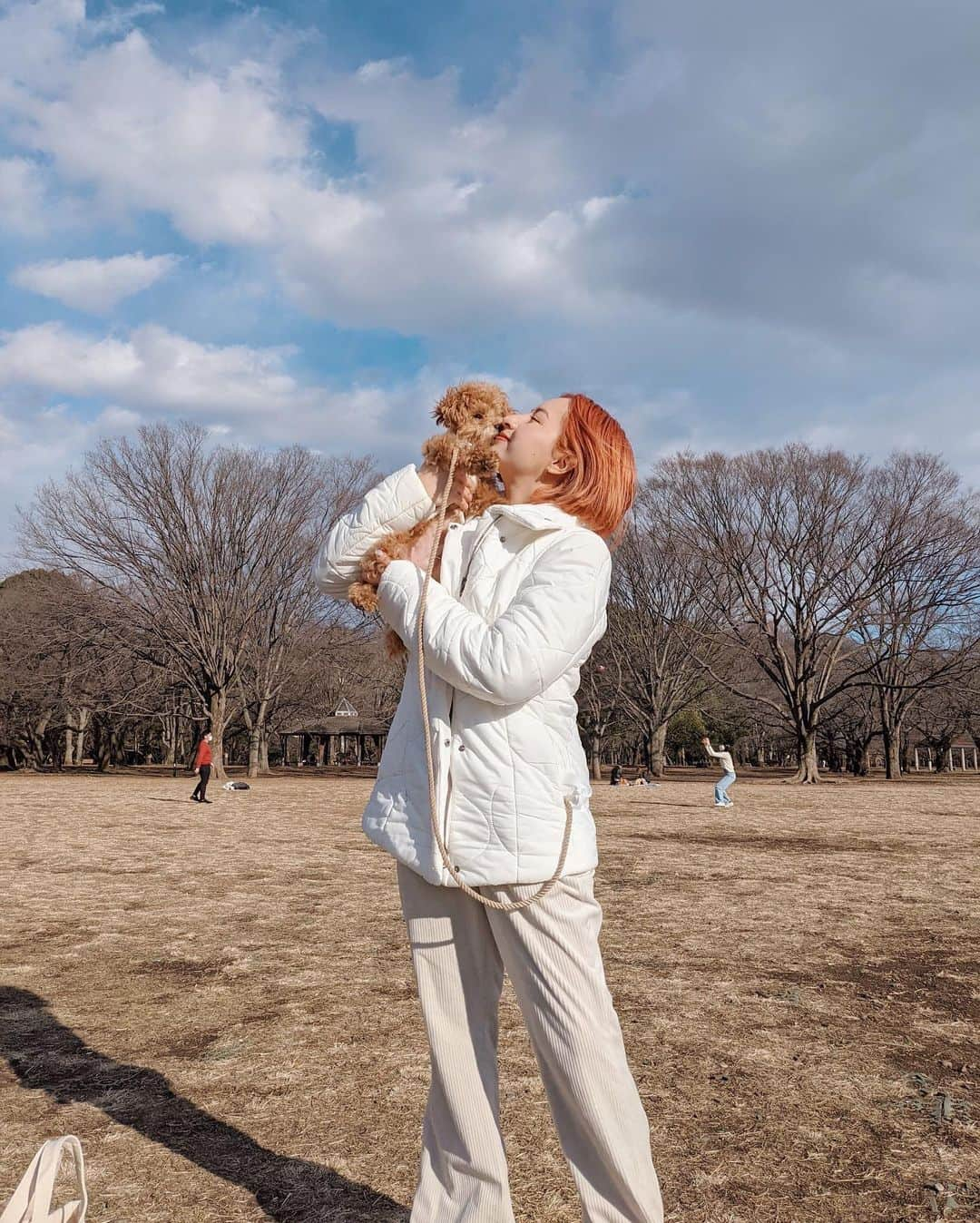 Julia Castroさんのインスタグラム写真 - (Julia CastroInstagram)「☁️☁️☁️ 太陽いっぱい愛いっぱい . #whitefashion  #white #fashion #outfit #ootd #downjacket #down #dogstagram #puppy #maltipoo #mybaby #maxmara #jacket  #orangehair #gingerhair  #ホワイトコーデ #白コーデ #冬服 #お散歩コーデ #公園 #愛犬 #マルプー #冬ファッション #服 #ちびコーデ #冬コーデ #白ダウン #もこもこ #julifashion」2月5日 21時56分 - julia.c.0209