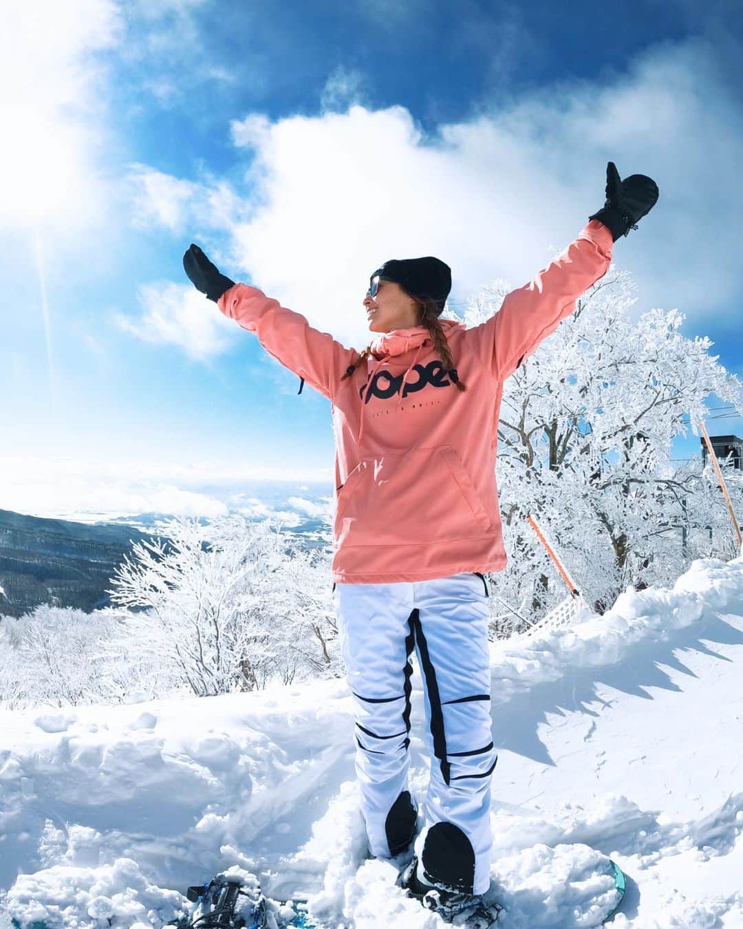 harunaのインスタグラム：「今日はお天気も良くて、楽しく撮影しています😆❄️ やっぱり天気が良いとGoProが映える✨✨ ファーストトラックでリフトをあがったらこんなにキレイな樹氷があったので記念に一枚🥶❄️ アルツ磐梯の雪が最高で一日中スノボ楽しみました☃️💙  Hero9のSuper photoモードで撮影、GoProAppで編集しました🌈 #goprojp #hero9 #磐梯山温泉ホテル #星野リゾート　#アルツ磐梯」
