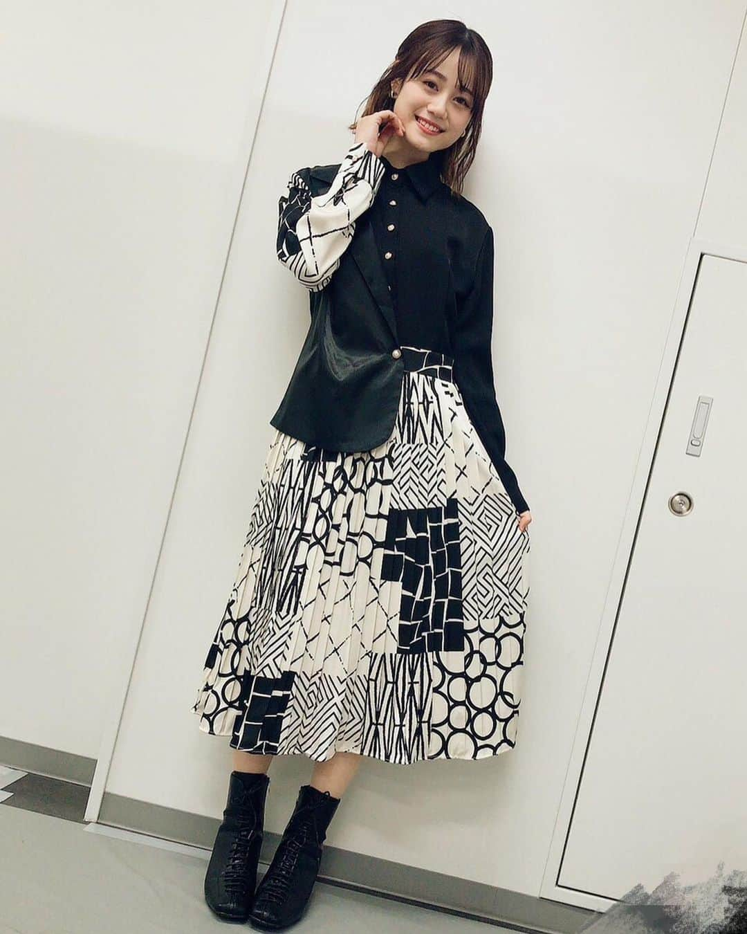 伊藤美来さんのインスタグラム写真 - (伊藤美来Instagram)「スタイリストのナミキです！  ANIMAX MUSIX 2021 で着てもらった衣装です💓  ソロパートはプランダラと孤高の光のイメージで  楠木ともりさんとのコラボはシルバーのチュールスカートでかっこよく  I☆Risさんとのコラボはキュアブラック風にショートパンツで  ラストのラインナップはTシャツをチュールワンピース風にアレンジしました。  今回は黒系の格好良い系衣装が多くて新鮮でしたね！✨  また衣装着用写真いろいろアップしていきますね✨  5枚目の写真はオマケ🤳  ベルトなしのコーデで原宿っぽいポージングをとってもらいました💕  #伊藤美来 #animaxmusix #みっく衣装   By @akinamiki_stylist」2月5日 21時59分 - itomiku_official