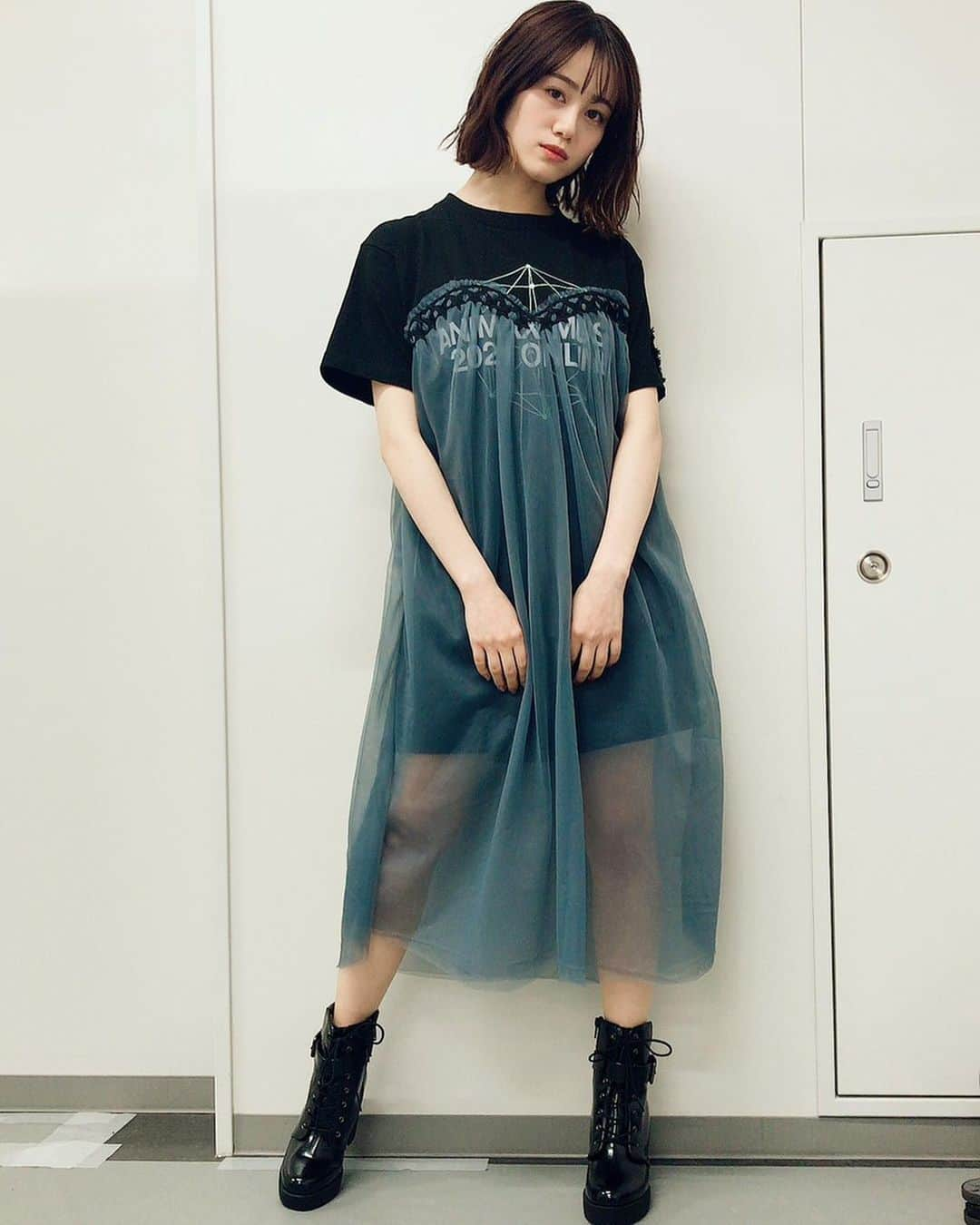 伊藤美来さんのインスタグラム写真 - (伊藤美来Instagram)「スタイリストのナミキです！  ANIMAX MUSIX 2021 で着てもらった衣装です💓  ソロパートはプランダラと孤高の光のイメージで  楠木ともりさんとのコラボはシルバーのチュールスカートでかっこよく  I☆Risさんとのコラボはキュアブラック風にショートパンツで  ラストのラインナップはTシャツをチュールワンピース風にアレンジしました。  今回は黒系の格好良い系衣装が多くて新鮮でしたね！✨  また衣装着用写真いろいろアップしていきますね✨  5枚目の写真はオマケ🤳  ベルトなしのコーデで原宿っぽいポージングをとってもらいました💕  #伊藤美来 #animaxmusix #みっく衣装   By @akinamiki_stylist」2月5日 21時59分 - itomiku_official