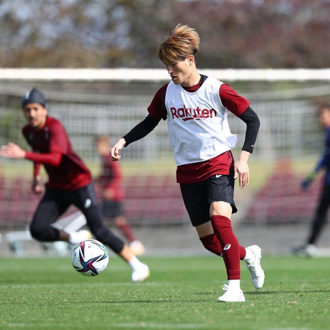 ヴィッセル神戸さんのインスタグラム写真 - (ヴィッセル神戸Instagram)「沖縄キャンプDAY2☀️⚽️🏃🏻‍♂️ 白熱してきました！🔥 Plenty of intensity in training camp! 🔥  #vissel #visselkobe #ヴィッセル #ヴィッセル神戸 #Kobe #神戸 #WeAreKobe #KobeForeverForward #一致団結 #JLeague #Jリーグ」2月5日 21時59分 - visselkobe