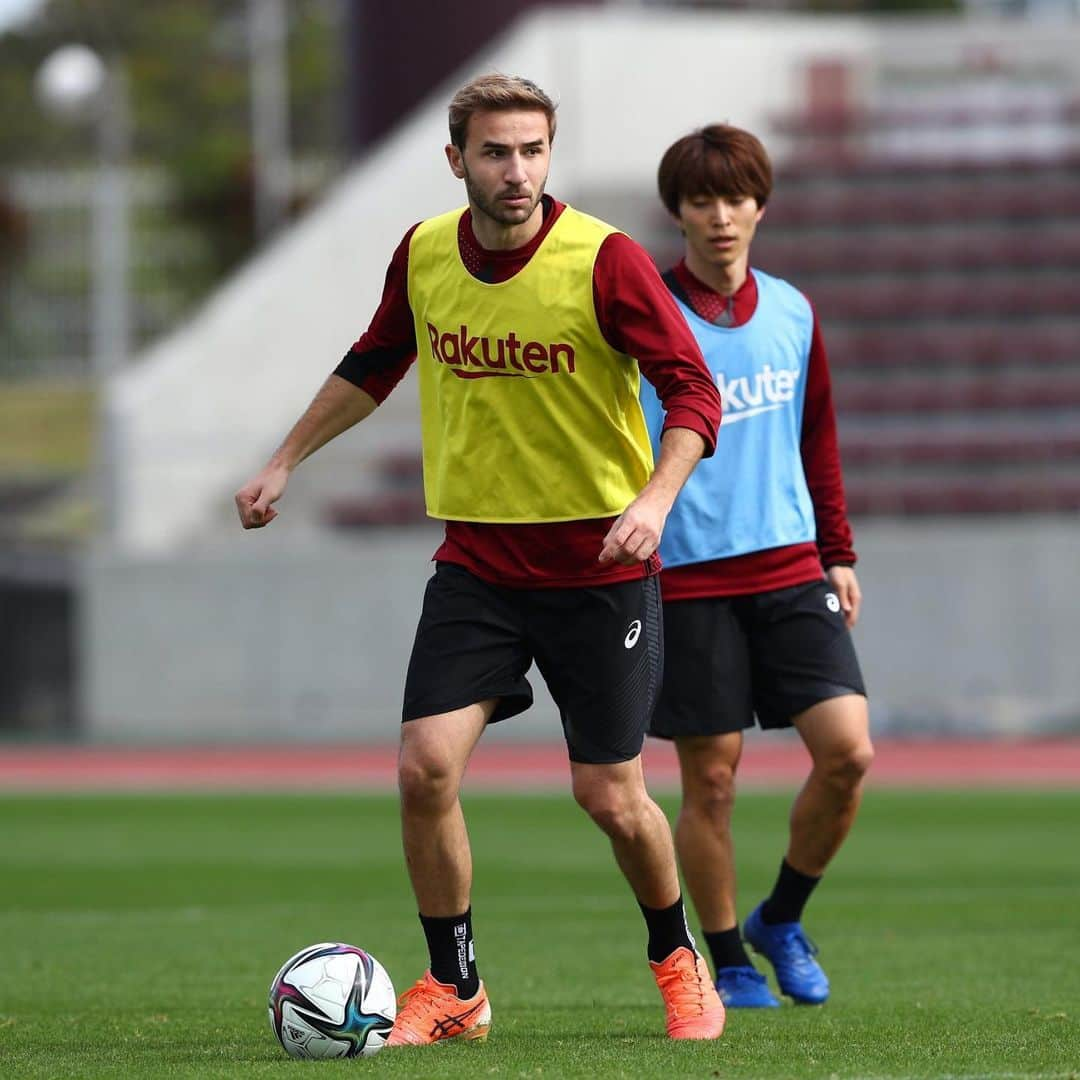 ヴィッセル神戸さんのインスタグラム写真 - (ヴィッセル神戸Instagram)「沖縄キャンプDAY2☀️⚽️🏃🏻‍♂️ 白熱してきました！🔥 Plenty of intensity in training camp! 🔥  #vissel #visselkobe #ヴィッセル #ヴィッセル神戸 #Kobe #神戸 #WeAreKobe #KobeForeverForward #一致団結 #JLeague #Jリーグ」2月5日 21時59分 - visselkobe