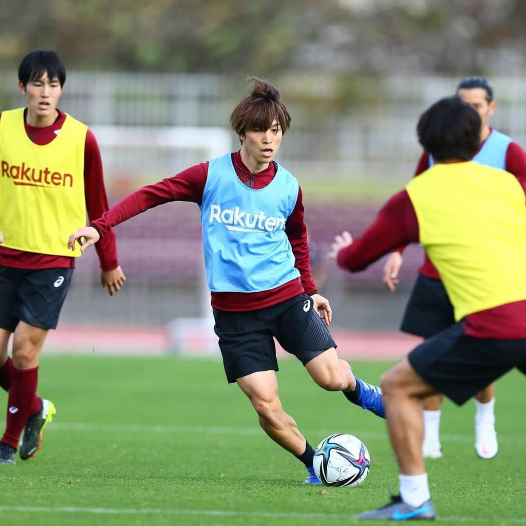 ヴィッセル神戸さんのインスタグラム写真 - (ヴィッセル神戸Instagram)「沖縄キャンプDAY2☀️⚽️🏃🏻‍♂️ 白熱してきました！🔥 Plenty of intensity in training camp! 🔥  #vissel #visselkobe #ヴィッセル #ヴィッセル神戸 #Kobe #神戸 #WeAreKobe #KobeForeverForward #一致団結 #JLeague #Jリーグ」2月5日 21時59分 - visselkobe