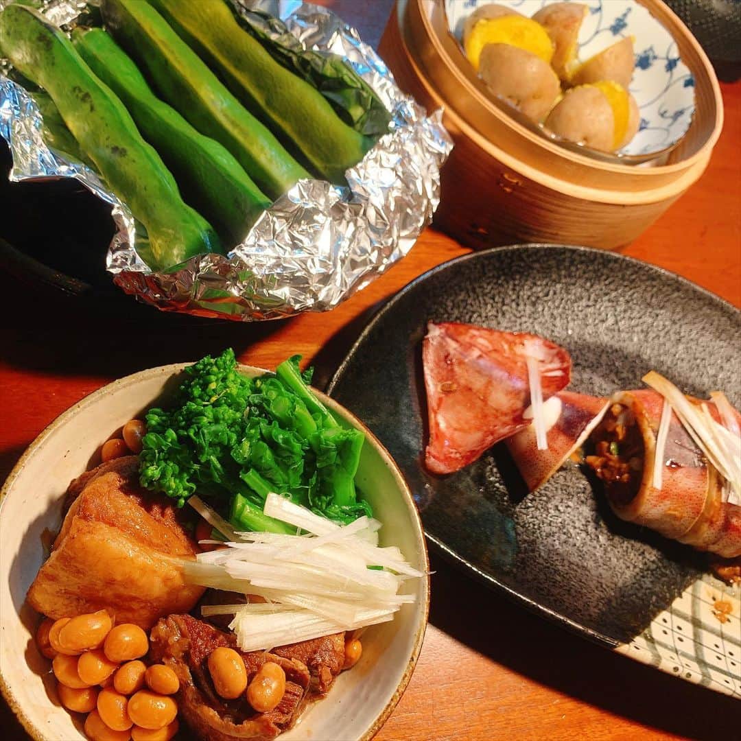 のインスタグラム：「晩酌 ・ ・ 角煮、いかのワタ焼き、そら豆、インカの目覚めバター ・ ・ 久々に角煮を作ったが脂がキツくなってるいる自分を改めて感じちょっと切なくなった。 インカの目覚めは栗とジャガの間みたいでうまい。 ・ #晩酌　#角煮　#春の献立」
