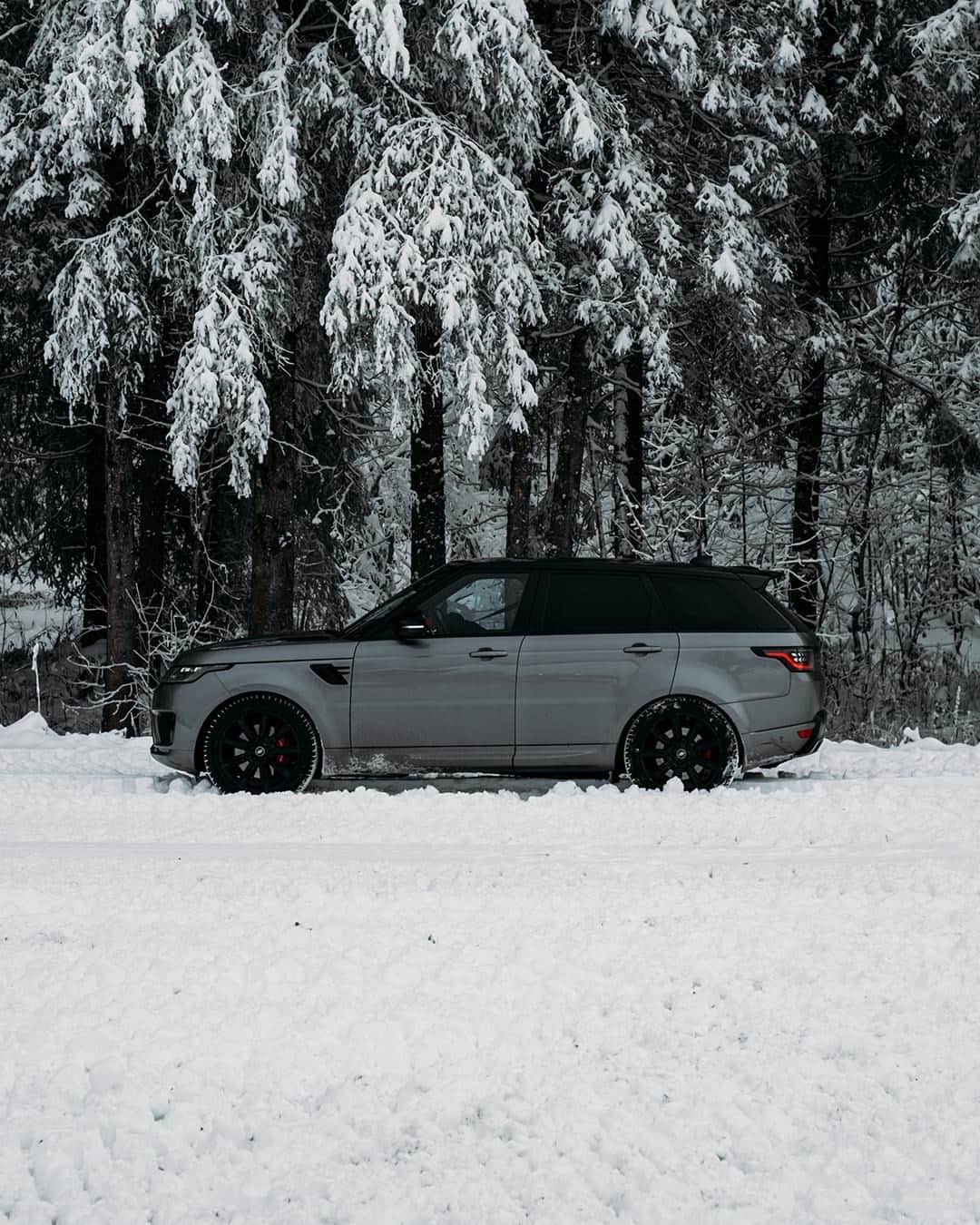 Land Roverさんのインスタグラム写真 - (Land RoverInstagram)「Proof in black and white that the #RangeRoverSport is simply breathtaking.   @carsrecreation #LandRover #Snow #SnowDriving #AutomotiveDesign #CarDesign #LuxurySUV #PerformanceSUV」2月5日 22時00分 - landrover