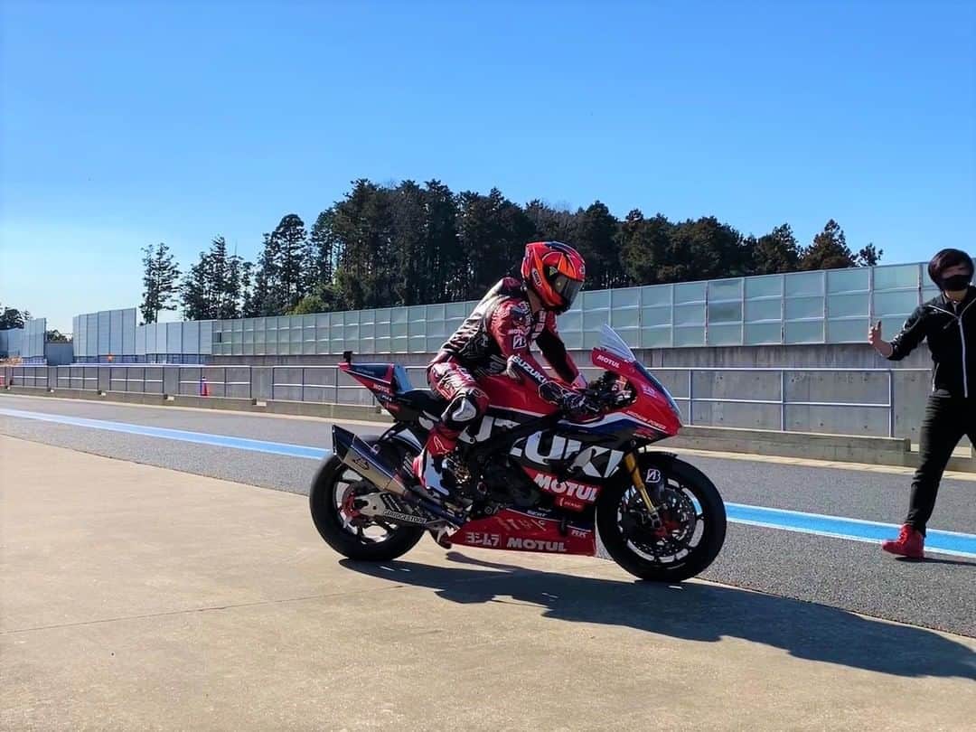 のインスタグラム：「【YOSHIMURA SERT MOTUL】 . ヨシムラ SERT MOTULのEWC参戦車両テストが先日行われました。 . そのテスト中の一コマ。 . EWCにこの車両で参戦する渡辺 一樹選手(@kazuki__26  #KW26)はヘルメット等、道具のお手入れも欠かしません。 もちろんお手入れに使っているのはMotulのHelmet & Visor Clean!! . 写真は渡辺 選手とGSX-R1000R!!! 渡辺選手のヘルメット頭頂部には”ヨシムラ”のロゴがさりげなく入っていてカッコいい!! . EWCでの活躍が楽しみ!! . @yoshimura_sert_motul_official  @yoshimura_japan_official  #Motul #MotulJapan #PoweredByMotul」