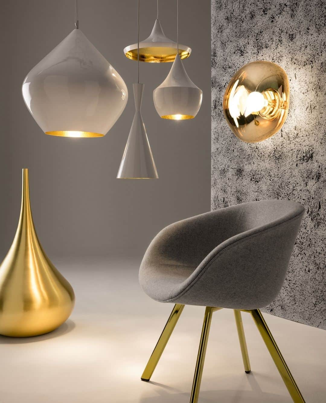 トム ディクソンのインスタグラム：「White and gold featuring BEAT vessels brass, BEAT white, MELT surface lights and SCOOP low. ⁠ ⁠ SCOOP's rounded shell was inspired by motor racing ‘tub’ seats which hug the contours of the body.」