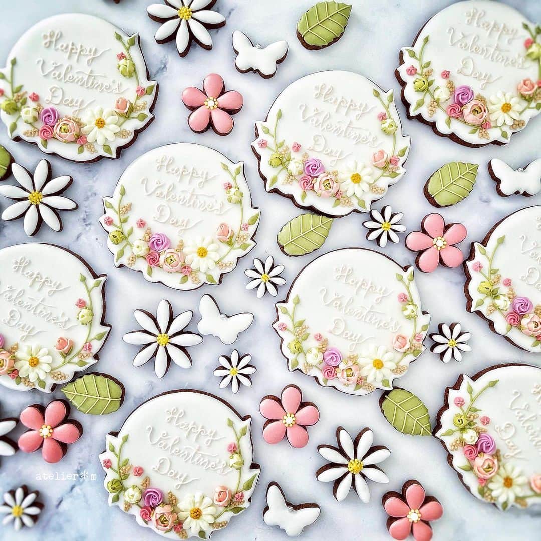 melodyのインスタグラム：「💝✨﻿ ﻿ The delivery of Valentine's Day products has begun！﻿ Thank you for your orders.﻿ ﻿ ＊﻿ ﻿ バレンタイン商品のお届けが始まりました✨﻿ オーダーありがとうございます❤︎﻿ ﻿ ＊＊＊﻿ ﻿ #天然色素#国産#アイシングクッキー#アトリエエム#花#リース#Valentine#ギフト#バレンタイン#flower#日本#糖霜餅乾#曲奇#flowers#design﻿ #pic#cookies#sugarcookies#decoration#icingcookies﻿ #japan#Instagram#instagramjapan#IgersJP#cupcakeproject﻿ #ファインダー越しの私の世界#sweets#instasweet」