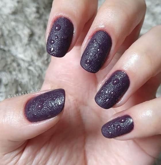 Risqueのインスタグラム：「Um tempinho atrás postamos uma nail art de inspiração com gotinhas e a @atatalitando_fez com a Nova Coleção #RisquéRevoluçãoDasCores ❤ Ficou lindo demais, né? Conta para nós: qual nail art que já trouxemos por aqui que também te inspirou? Faça na sua casa e marque a  #EuQueFizRisqué para aparecer por aqui! ⠀ 💅  Esmalte usado: Cancela Julgamentos. ⠀ #TáNasNossasMãos #EsmaltesRisqué #RisquéOficial」