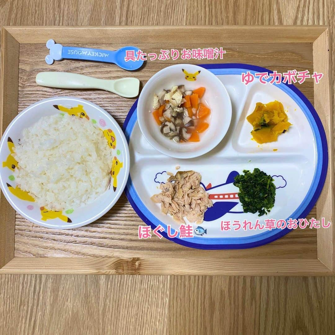 野口綾子さんのインスタグラム写真 - (野口綾子Instagram)「お味噌汁はつ挑戦 汁はこぼしてしまうので、具が多めです。 人参、油揚げ、しいたけ、 もぐもぐ食べてくれました🙆‍♀️  #離乳食記録 #離乳食後期 #ほうれん草のおひたし #鮭 #茹でかぼちゃ #鮭ごはん #babyboy #babyfood #ままのて #ママリ #ママリ離乳食 #1歳2ヶ月 #1歳2ヶ月ごはん」2月5日 22時02分 - ayako__n