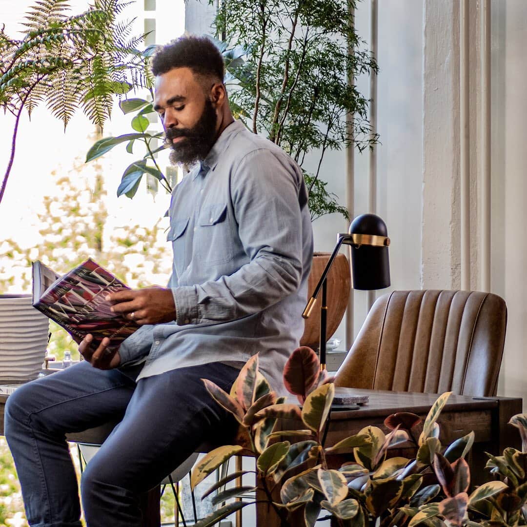 Nespressoのインスタグラム：「#NespressoEditions – Edition 15 invites you to bring a bit of the outdoors…indoors.   Join us as @hiltoncarter, plant & interior stylist, author, and artist, leads a masterclass on how we can easily transform spaces in our homes by the simple addition of plants. Learn how to choose them, style them, and care for them—plus stay tuned as he answers a few questions from his community.    Grab a coffee, tune in on Sunday February 7th and scan your coffee corner – which spaces are ready to welcome a new 🌱 addition?   #Nespresso #NespressoEditions #HouseplantMasterclass」