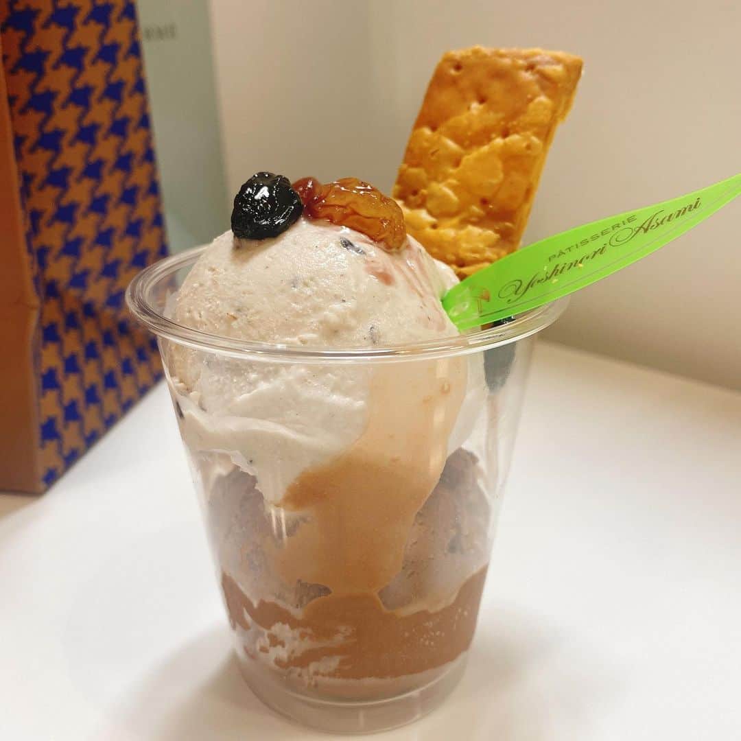 前田玲奈のインスタグラム：「#yoshinoriasami #icecreamcollection2021 #パフェラムレーズン #サロンデュショコラ バレンタインの催事ってアイスも色々食べられるのうれし〜♡ 私はそれ狙い♡ ラムレーズンとチョコのパフェ。 チョコにクッキーがかけてあるのが好きだから、それを探してピエールエルメで。普段マカロンって食べないけどたまに食べると美味しいよね〜と思ってジャンポールエヴァンで。結局知ってるところのやつ買っちゃった…純粋なチョコレートより食べ応えあるやつが好きなんだなあ…。 カマンベールチーズのチョコレートが刺さったんだけど、6Pで3700円くらいしてめちゃめちゃ悩んでやめちゃった…。 でも東京に店舗あるらしいし、いつか食べてみたい！値段は関係ない！相応だ！と思いつつもなんだか躊躇してしまった。。分かってもらえるかしら。。 今年は整理券制なの知らなかったけど、それだとありがたいね。 最終日に行けました。 #アイ活 #アイスフェアリー #icecream #chocolate」