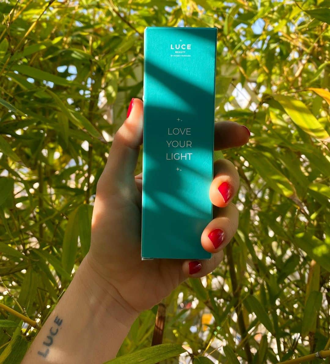 Alessia Marcuzziさんのインスタグラム写真 - (Alessia MarcuzziInstagram)「Ecco il mio prodotto segreto! Solo il 5/6/7 febbraio online su www.lucebeauty.it in anteprima E’ il mio preferito. Unico indizio: lo uso tutti i giorni💚 #loveyourlight #amalatualuce」2月5日 22時10分 - alessiamarcuzzi