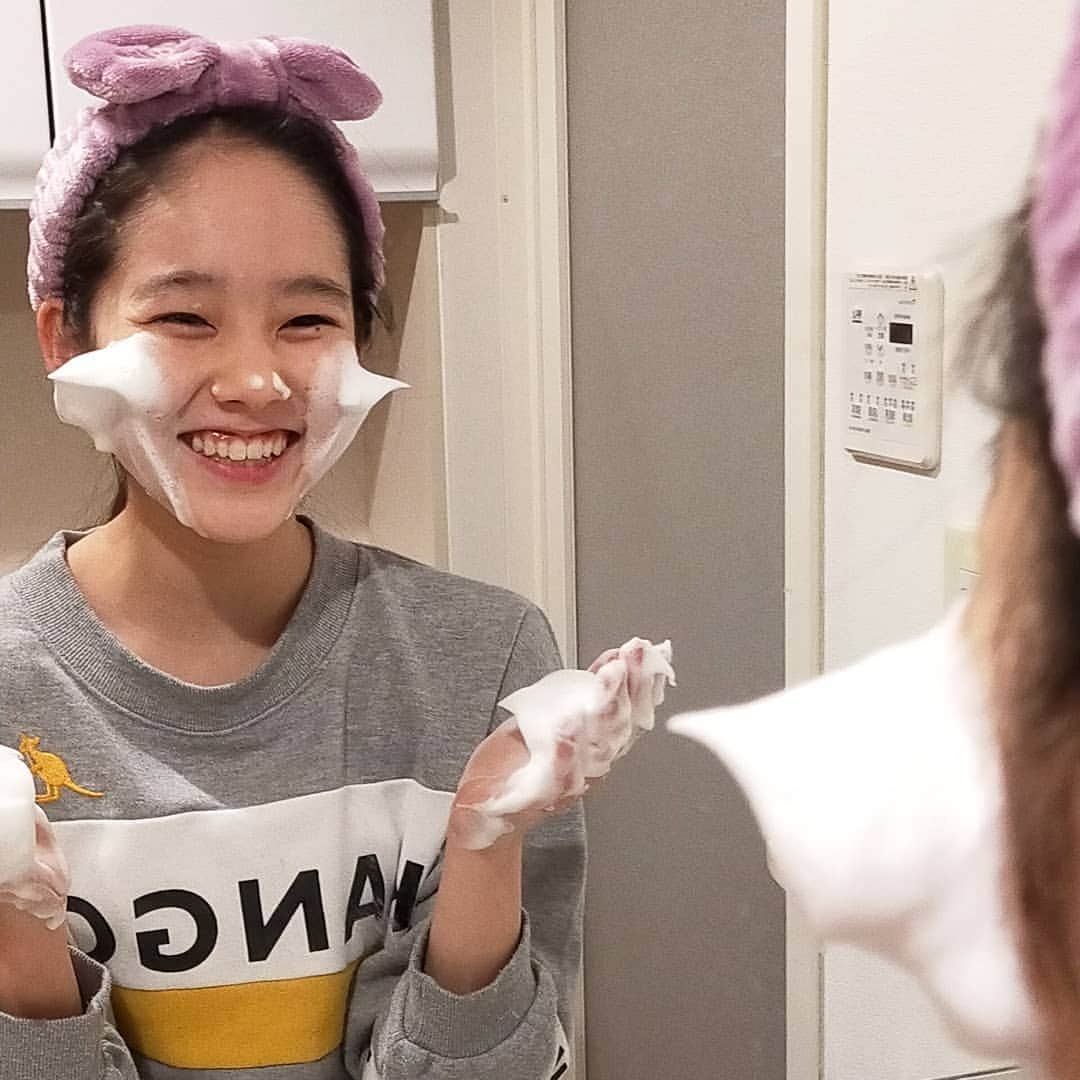 山下萌亜さんのインスタグラム写真 - (山下萌亜Instagram)「. アワアワなモアです🛀 . いつも洗顔はたくさんの泡で洗ってます！！きめ細かな泡のほうがお肌にいいとか🤔 モアはダイソーで買ったほいっぷるんを使ってアワアワを作ってます！ . . 今週、一週間お疲れ様でした！ . . #洗顔#泡#泡洗顔#ほいっぷるん #濃密泡」2月5日 22時11分 - _8_7__moa