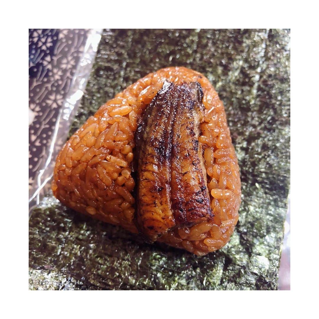 原口奈菜のインスタグラム：「☀️ 柳川(福岡)名物の「#うなむす(皿屋 福柳)」🍙  食べたらやみつきになる柳川のせいろ蒸し。まさかお家でおにぎりとして食べられるなんて…。 この色と照りを見ただけで、 口の中で甘いタレの風味が蘇ります🤤 もちろん包むのは有明海の海苔❤︎ 鰻は鹿児島・宮崎産だそうです♡  旨味凝縮の贅沢おむすびだ！  #夜中にごめんなさい🙏🏻 #飯テロ」