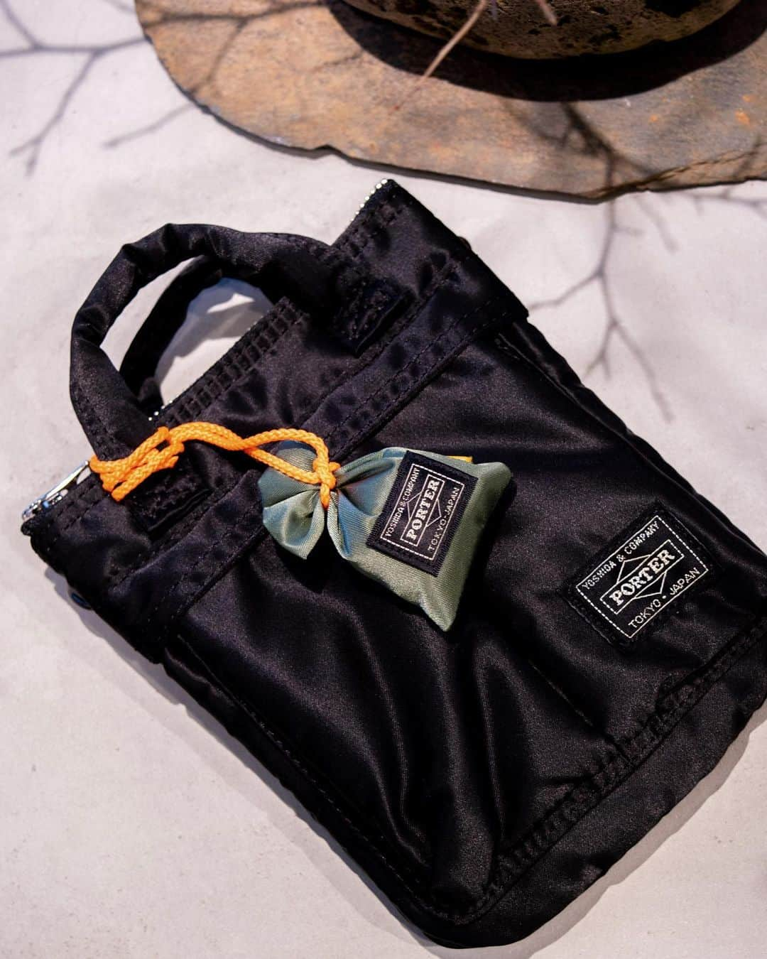 PORTER STANDさんのインスタグラム写真 - (PORTER STANDInstagram)「﻿ 松栄堂 for PORTER﻿ ﻿ ORIGINAL SCENT BAG﻿ No.384-91898﻿ ￥1,900+tax﻿ ﻿ 創業300年以上の歴史をもつ香老舗「松栄堂」に製作を依頼したコラボレーションアイテム。﻿ ﻿ 「松栄堂」は香りの専門店として、1705年(宝永2年)に京都で創業しました。世界各地より厳選された天然香料を使用し、国内の伝統的な手法で作られている「匂い袋」は着物の袂に入れて香りを楽しむなど古来より親しまれてきました。﻿ ﻿ こちらのアイテムは10数種類の香料でポーターオリジナルの香り付けをし、オリジナルのナイロンツイル生地で包みました。スペシャルパッケージに収納しており、バレンタインギフトにも最適なアイテムです。﻿ ﻿ ぜひ店頭でお手に取ってご覧ください。﻿ ﻿ ※こちらのアイテムは、PORTER STAND京都店、PORTER EXCHANGE限定となります。﻿ ﻿ #yoshidakaban #porter #luggagelabel #madeinjapan #japan #porterstand #kyoto #shoyeido #scentbag #incense #gift #valentine #limited #exclusive #吉田カバン#ポーター #ポータースタンド #京都 #松栄堂 #匂い袋 #香 #巾着 #ギフト #バレンタイン」2月5日 22時12分 - porter_stand