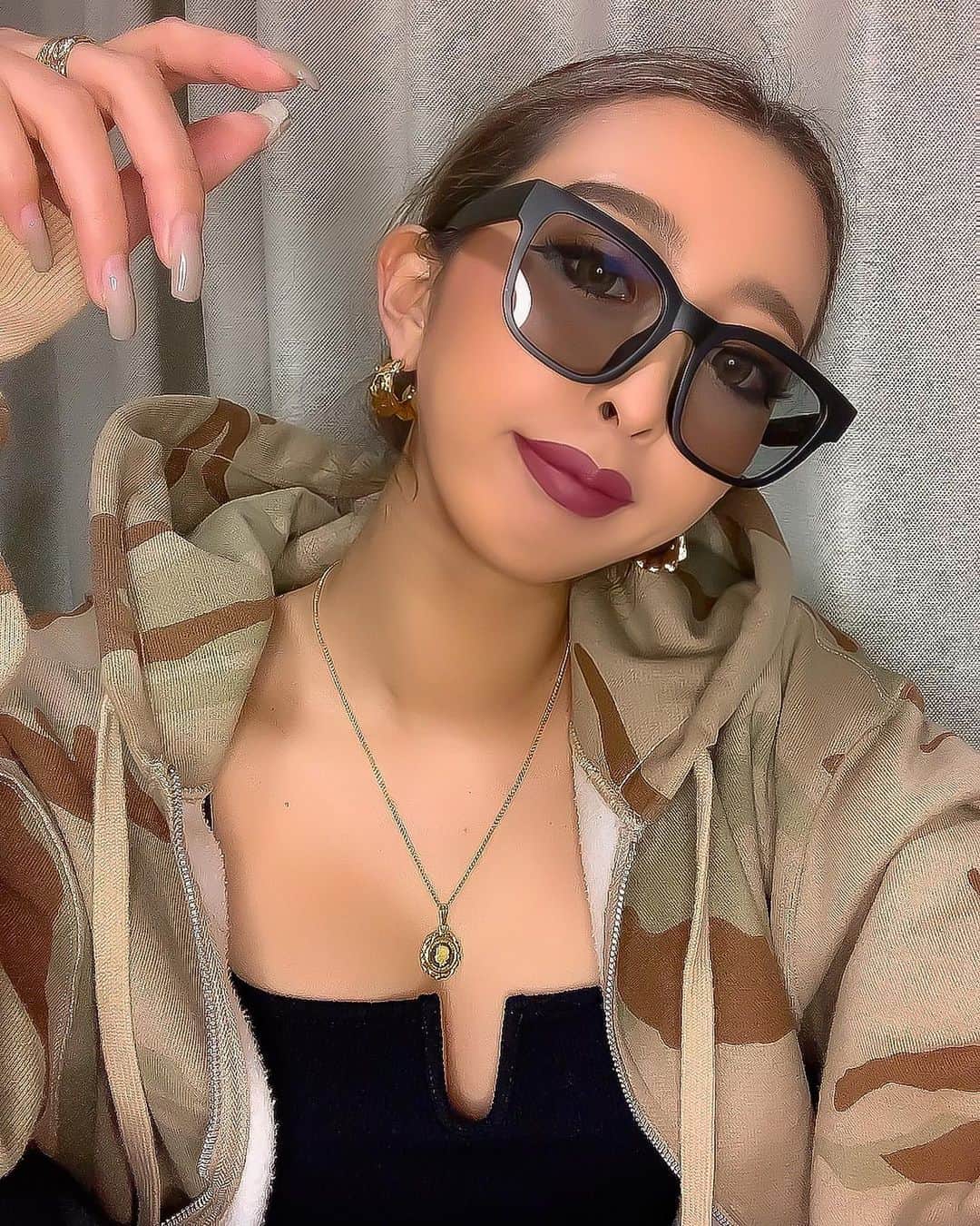 まあーか（まかたん）のインスタグラム：「. チャラメガネ👓が似合うおネェで 一生いたいです😎 #これと思ったらストック買い #グラサンと帽子は大きさ形にこだわる #丸顔に似合う形とは .  #selfie#黒肌 #instagood #follow  #冬コーデ#海外ファッション#zara#ootd#セルフィー#エステ#レザーコーデ黒ギャル #トレーニング #尻トレ #眉アートメイク #エステ#美肌ケア#美容#サロン#カラコン#バレイヤージュ#髪改善トリートメント #肌改善#ダーマペン#グラサン女子」