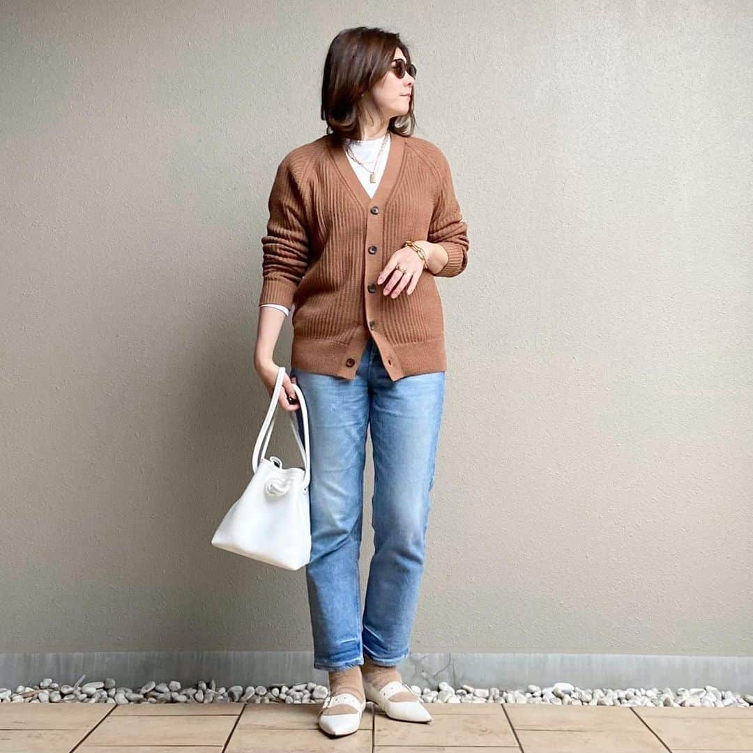 0510_nanaさんのインスタグラム写真 - (0510_nanaInstagram)「‎⋆ #uniqlou の #ラグランvネックカーディガン  メンズのMサイズでこんな感じ。 そんなにゆったり大きめサイズではないけど袖や丈は少し長めかな。 ‎⋆ シャリシャリした素材だから夏の涼しい日や冷房対策にも使えそう。 今はまだロンTと重ねて。 ‎⋆ ‎⋆ cardigan #uniqlo  denim #upperhights  shoes #charlesandkeith  bag #vasic  ‎⋆ ‎⋆ ‎⋆ #ユニクロ21春夏何買った #uniqlo2021ss #uniqloginza2021ss #ユニクロ #ユニクロ購入品 #theeighties #アッパーハイツ #bondmini #weeklystylehint #プチプラコーデ #大人カジュアル #locari #mineby3mootd #mineプチプラ部 #partegram #骨格診断ストレート #パーソナルカラーオータム #40代コーデ #サンキュグラマー #公式サンキュグラマー」2月5日 22時23分 - 0510_nana