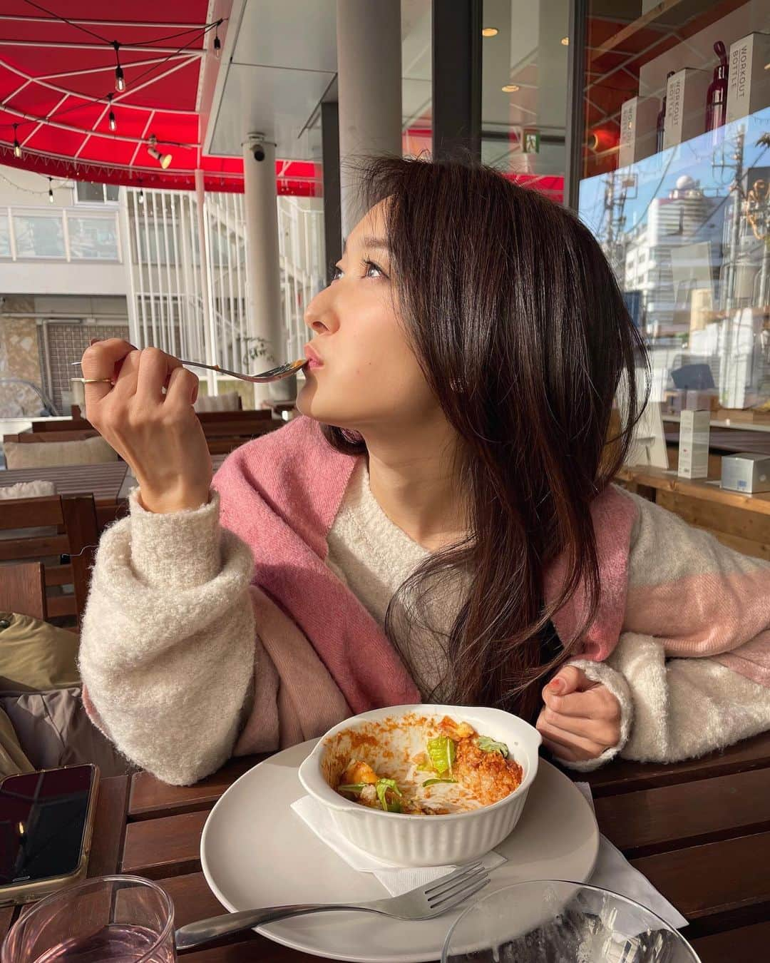 大澤有紗のインスタグラム：「よきお天気でした☀️ テラスとか座っちゃった🍽 よき友をもったお陰で、昨日からたくさん褒めてもらえてたくさん甘えさせてもらって温ってます🤤 明後日の撮影にこの空気感良い感じに作用しそうな予感がする😳 春がこっちへ向かって歩いてきてるね🌸  #ぽかぽか #甘えた #ごはん #テラス #ドリア #写真とってくれた時には既に　#食べ散らかした後 #映えてない笑 #springiscoming」