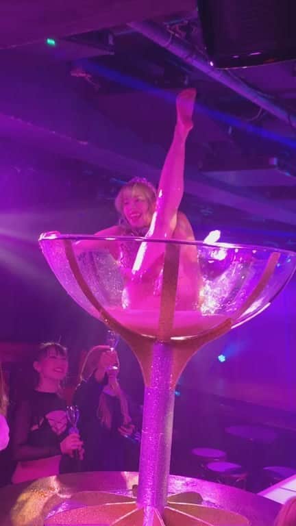 あんじゅのインスタグラム：「本物のシャンパンを使ってシャンパングラスガールをやらせて戴きました🍾 きっと最初で最後。もうすぐ消します。幸せな一時を本当にありがとうございます。」