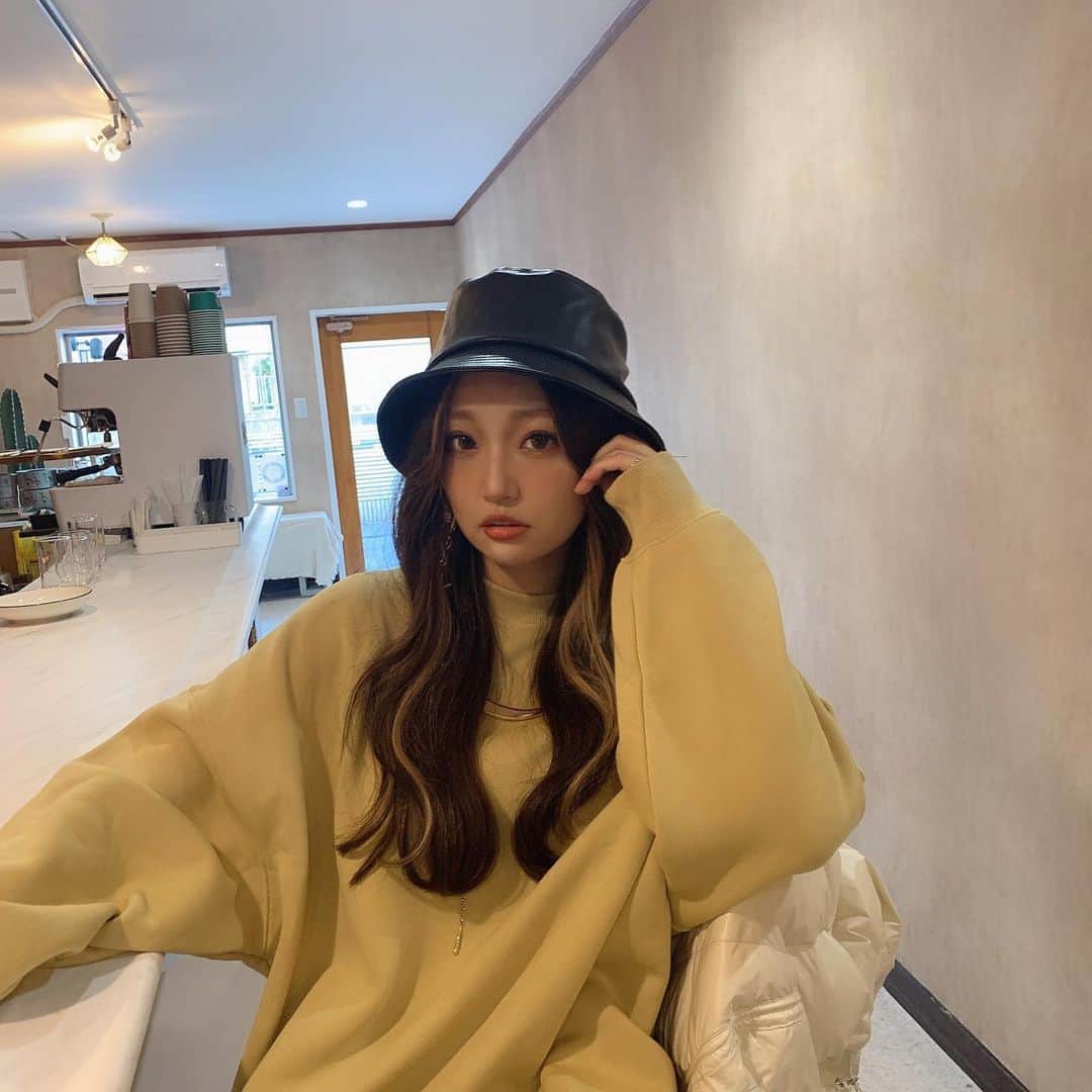 いっちゃん/嶋津 いつみのインスタグラム：「. . フェイスフレーミング部分の くすみピンクが抜けきって 完全なる金髪🙄💨 . . . ピンクチャージせねば…💓 . . . . そして過去イチ、ギャルい😩👉🏻👈🏻 . . . .  関西  #関西サロモ  #サロンモデル #サロモ #いっちゃん  #フリーモデル #関西モデル  #あざといっちゃん #かわいっちゃん #いっちゃんコーデ  #ブライダルモデル #アレンジモデル #ヘアカラー  #ヘアアレンジ #くしゃ顔  #ヨシンモリ ##関西  #関西サロモ  #サロンモデル #サロモ #いっちゃん  #フリーモデル  #치맥  #좋아요환영 #소통환영 #팔로우환영  #팔로미 #인친환영 #친구해요 #셀카  #셀피」