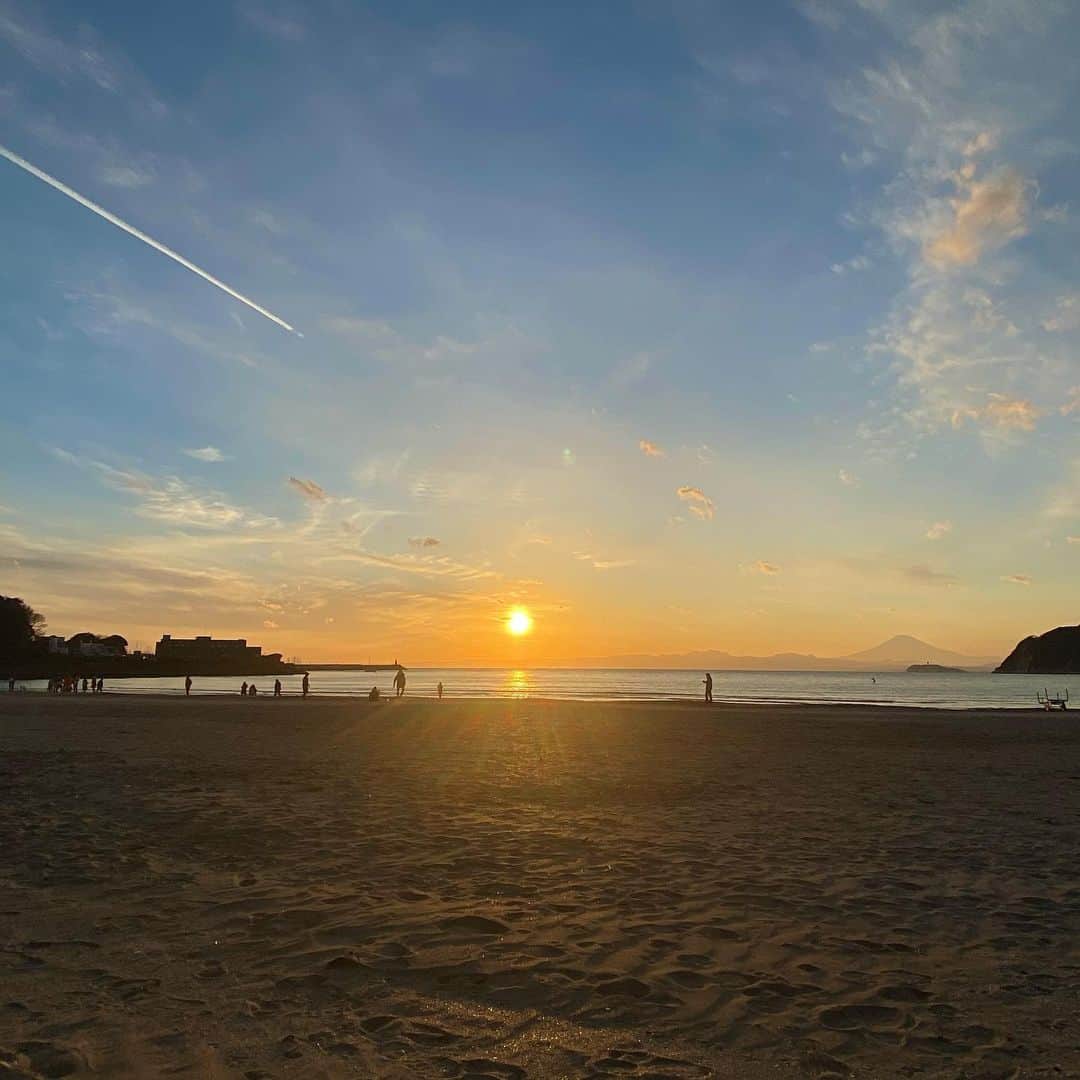 クボタマサヒコさんのインスタグラム写真 - (クボタマサヒコInstagram)「☀️🗻🏝 #sea #magichour #mtfuji #enoshima」2月5日 22時19分 - kubota_masahiko