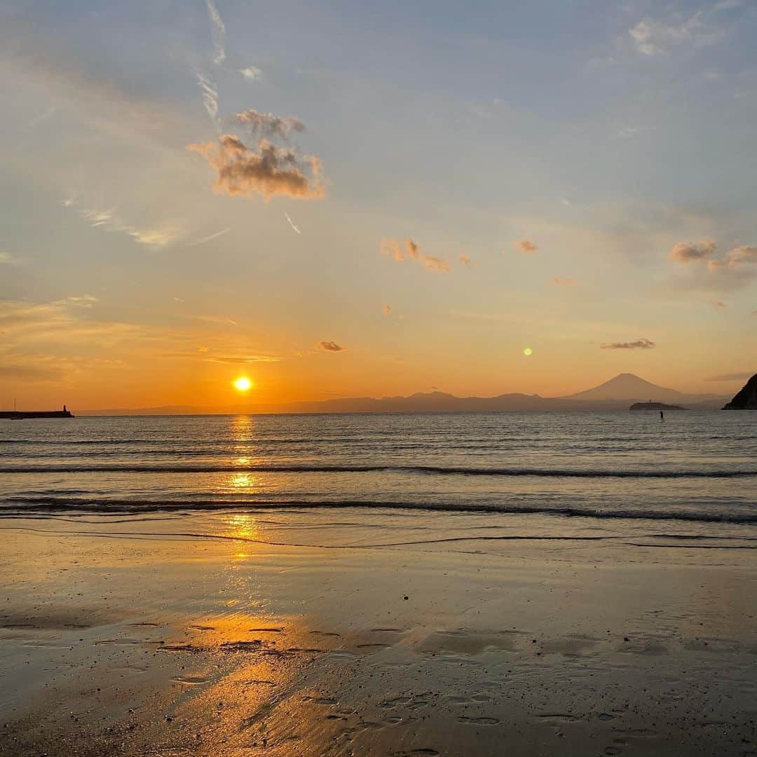 クボタマサヒコさんのインスタグラム写真 - (クボタマサヒコInstagram)「☀️🗻🏝 #sea #magichour #mtfuji #enoshima」2月5日 22時19分 - kubota_masahiko