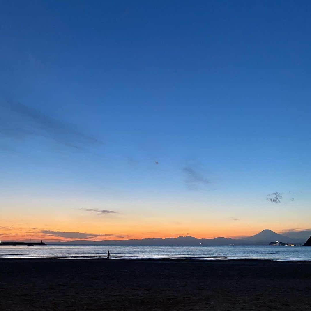 クボタマサヒコのインスタグラム：「☀️🗻🏝 #sea #magichour #mtfuji #enoshima」