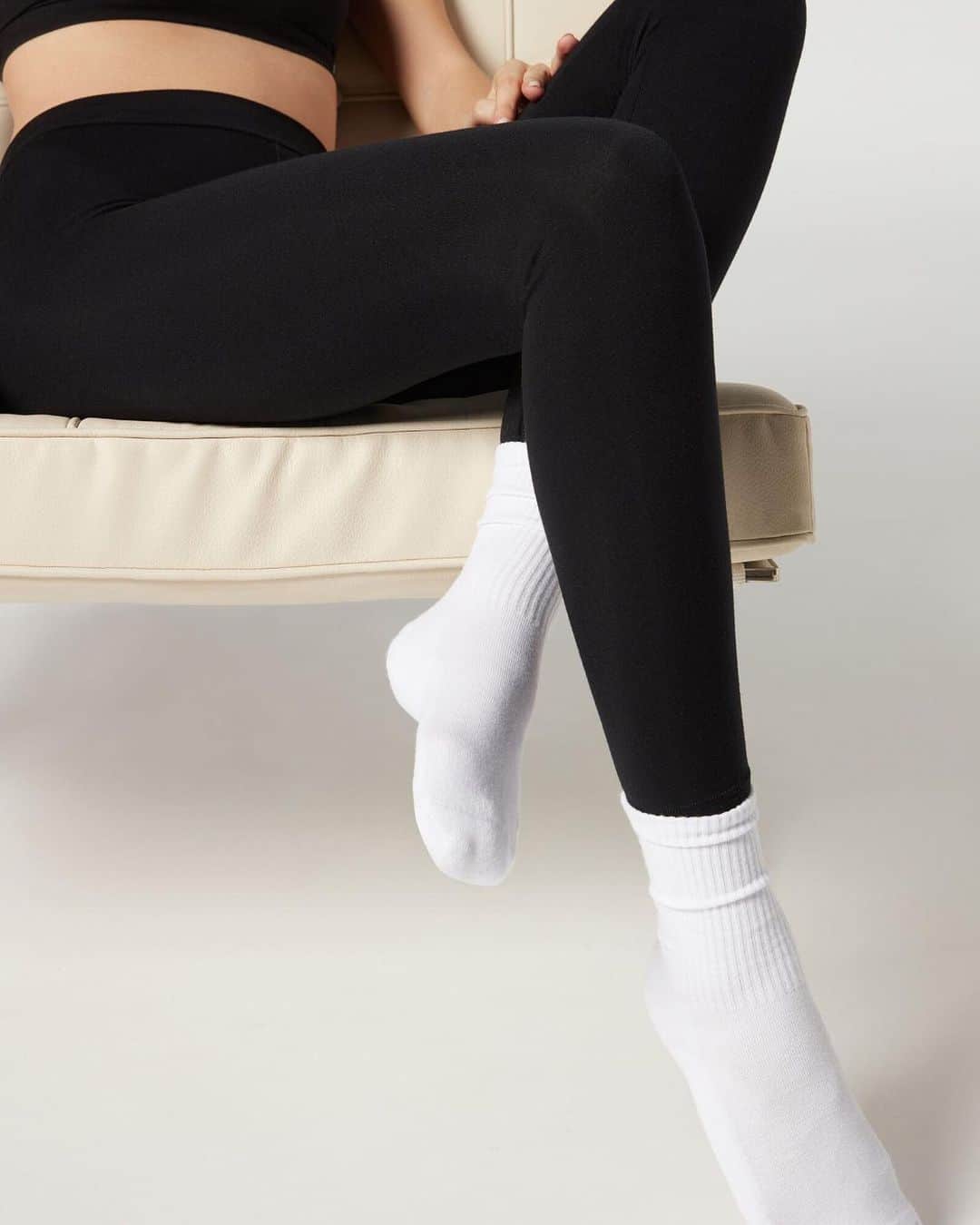 CALZEDONIAさんのインスタグラム写真 - (CALZEDONIAInstagram)「Soft modal and cashmere leggings with comfortable non-elasticated high waist.. wear them with your sporty Socks! [MODP1055-DC0049] #calzedonia #italianLegwear #leggings #socks」2月5日 22時23分 - calzedonia