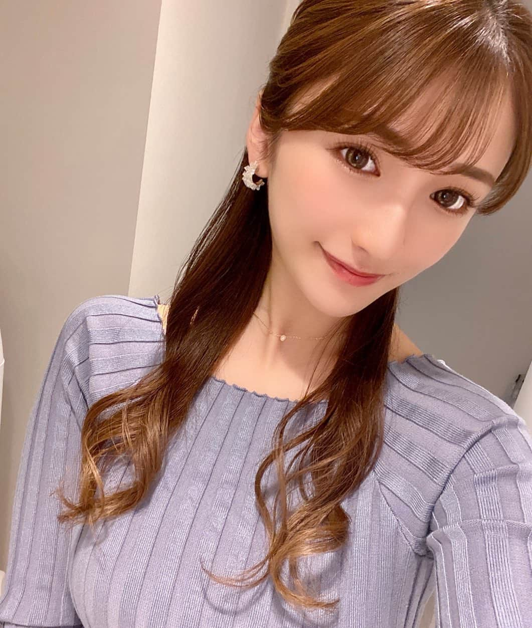 宅島紗彩さんのインスタグラム写真 - (宅島紗彩Instagram)「﻿  ﻿ ﻿ ﻿ 3.4年マツエクから離れていない私はもう﻿ マツエク命！🔥﻿ ﻿ ﻿ ﻿ 最近はパリジェンヌしてその上から 深いブラウンカーキ色のエクステを目頭11mm真ん中12mm目尻11mmのキュートのデザインか 全部12mmのナチュラルのデザイン👀💞﻿ ﻿ 下まつげもカールしてる🙆‍♀️✨﻿ ﻿ ﻿ マツエク卒業してる人が多くてとても尊敬する😊﻿ ﻿ ﻿ ﻿ ﻿ ﻿ #eye #eyelash #winter #winterfashion #blue #fashion #eyelashtokyo #beautification #brown #マツエク #マツエクデザイン #マツエク120本 #マツエクサロン #マツエクカラー #ブラウンカラー #👀 #💓」2月5日 22時25分 - saaya__822