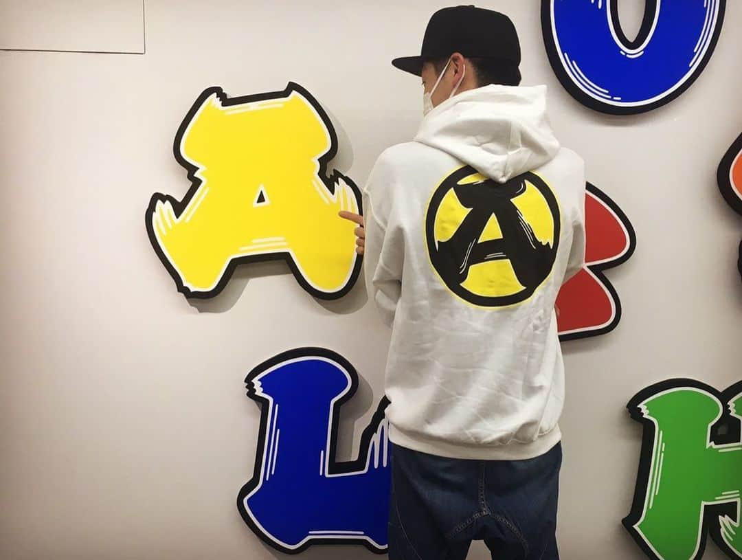 佐藤隆太さんのインスタグラム写真 - (佐藤隆太Instagram)「大好きなスニーカーウルフさん（@sneakerwolf）の個展『The New Abnormal』にお邪魔させて頂きました！  ポップさの中に巧みなギミックが詰まった作品は、どれもずーーーっと眺めていたい...  つまり、出来る事ならどれも家に持ち帰りたい...！！🤣  ウルフさん！ありがとうございました！！ 久し振りにお話もできて嬉しかったです！😆  #刺激頂戴しました」2月5日 22時26分 - ryutasato