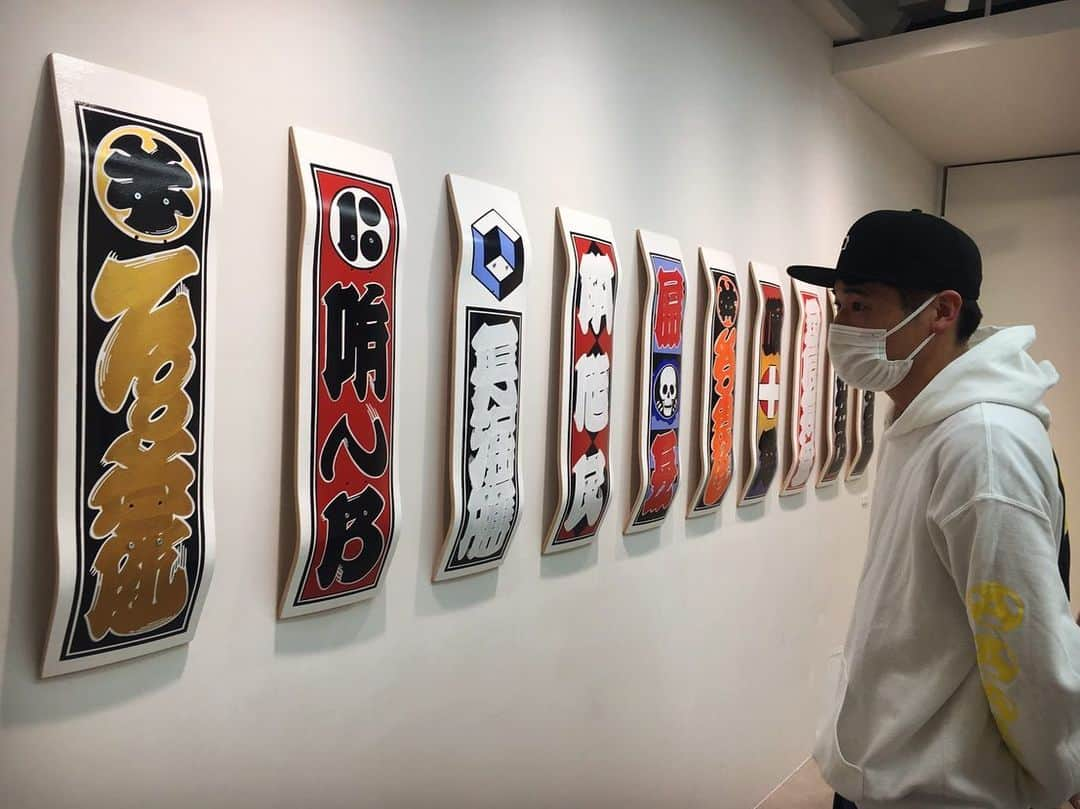 佐藤隆太さんのインスタグラム写真 - (佐藤隆太Instagram)「大好きなスニーカーウルフさん（@sneakerwolf）の個展『The New Abnormal』にお邪魔させて頂きました！  ポップさの中に巧みなギミックが詰まった作品は、どれもずーーーっと眺めていたい...  つまり、出来る事ならどれも家に持ち帰りたい...！！🤣  ウルフさん！ありがとうございました！！ 久し振りにお話もできて嬉しかったです！😆  #刺激頂戴しました」2月5日 22時26分 - ryutasato