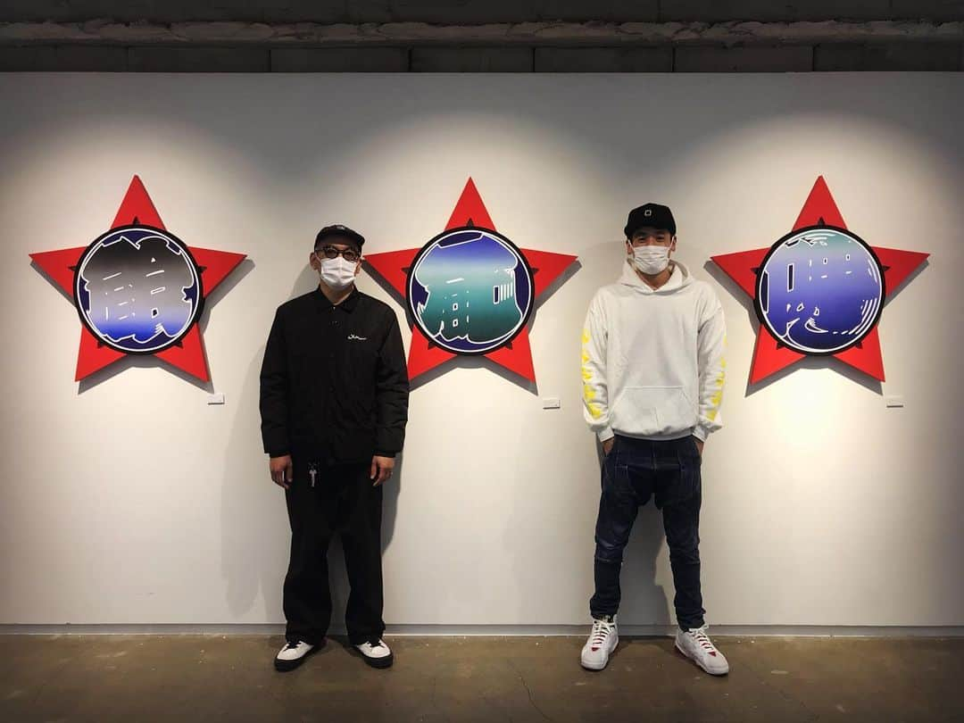 佐藤隆太さんのインスタグラム写真 - (佐藤隆太Instagram)「大好きなスニーカーウルフさん（@sneakerwolf）の個展『The New Abnormal』にお邪魔させて頂きました！  ポップさの中に巧みなギミックが詰まった作品は、どれもずーーーっと眺めていたい...  つまり、出来る事ならどれも家に持ち帰りたい...！！🤣  ウルフさん！ありがとうございました！！ 久し振りにお話もできて嬉しかったです！😆  #刺激頂戴しました」2月5日 22時26分 - ryutasato