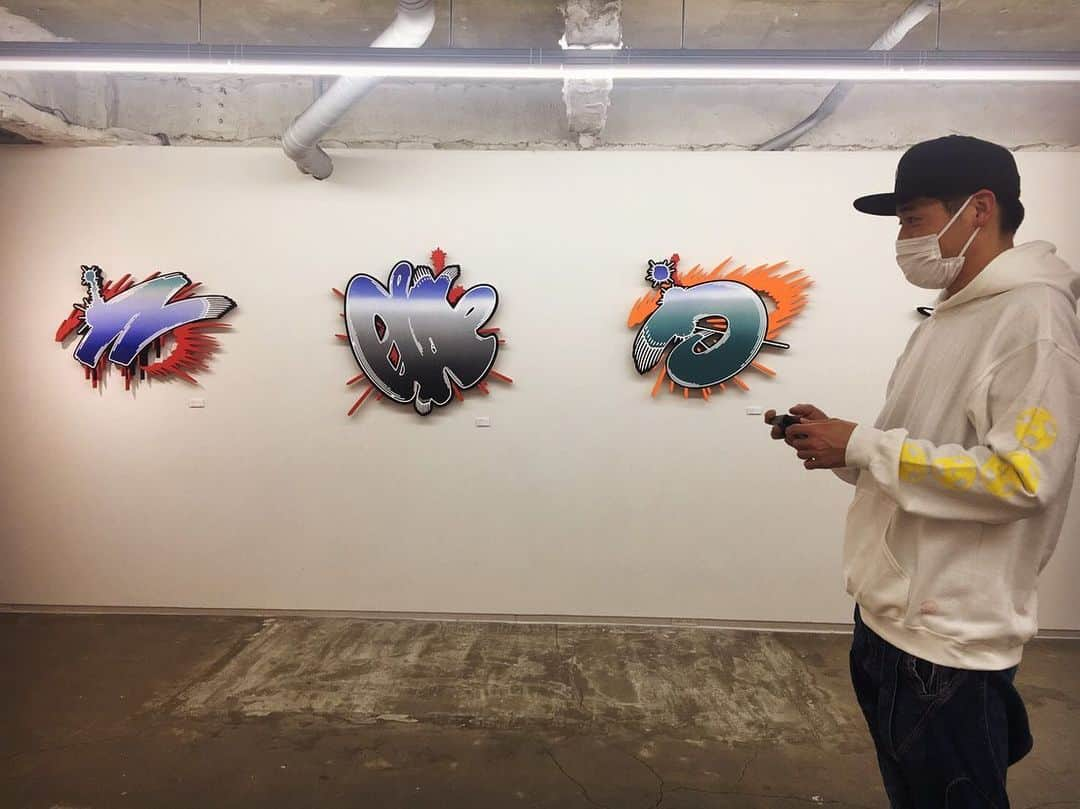 佐藤隆太さんのインスタグラム写真 - (佐藤隆太Instagram)「大好きなスニーカーウルフさん（@sneakerwolf）の個展『The New Abnormal』にお邪魔させて頂きました！  ポップさの中に巧みなギミックが詰まった作品は、どれもずーーーっと眺めていたい...  つまり、出来る事ならどれも家に持ち帰りたい...！！🤣  ウルフさん！ありがとうございました！！ 久し振りにお話もできて嬉しかったです！😆  #刺激頂戴しました」2月5日 22時26分 - ryutasato