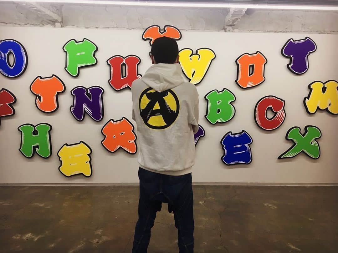 佐藤隆太のインスタグラム：「大好きなスニーカーウルフさん（@sneakerwolf）の個展『The New Abnormal』にお邪魔させて頂きました！  ポップさの中に巧みなギミックが詰まった作品は、どれもずーーーっと眺めていたい...  つまり、出来る事ならどれも家に持ち帰りたい...！！🤣  ウルフさん！ありがとうございました！！ 久し振りにお話もできて嬉しかったです！😆  #刺激頂戴しました」