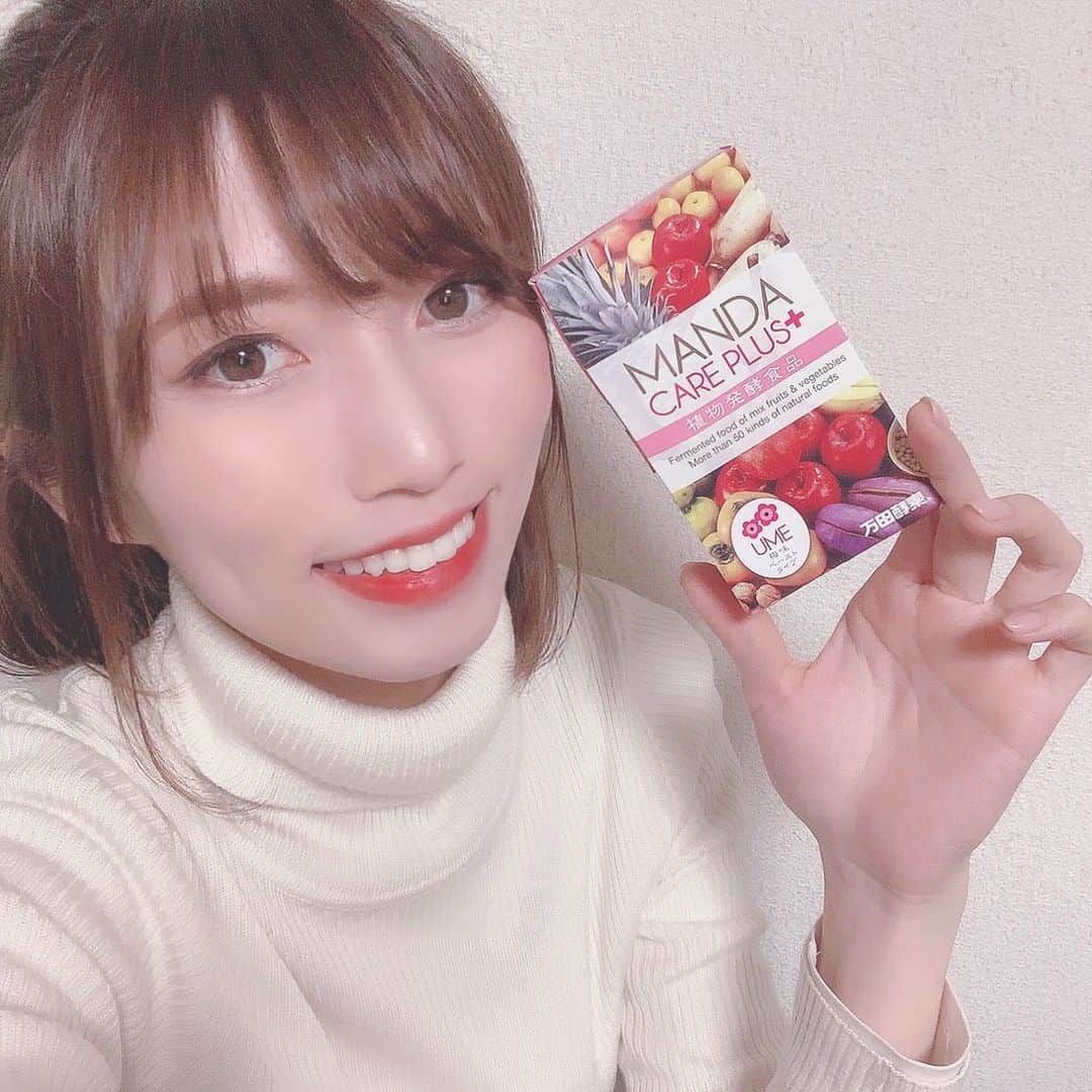 板野優花のインスタグラム：「今日お仕事でお世話になった @honey_style_official さんに お土産として頂きました🥰 ・ 身体に気を使って生活をしだしてから お仕事でもそういう繋がりができたひと 不思議だけど類は友を呼ぶ的な感じなのかな🤔✨ ・ どっちも身体に良さそうだから 続けて飲みたいなー🥰 ・ ちなみに今日のお仕事は接骨院さん向けの 集客up方法をレクチャーするインタビュー動画を撮りました🥺💓 ・ インタビュアーを務めさせていただいたんだけど やっぱりお喋りのお仕事も好きだなぁ🥰 前回は開脚プログラムの撮影だったので その時の写真も頂きました🥳💕 意外と柔らかいでしょ！✨ ・ #純美酢 #mandacareplus #酵素ドリンク #酵素ダイエット #酵素食  #ポートレート #関西モデル #サロンモデル #イベントMC #撮影会モデル #ポトレモデル #カメラマンさんと繋がりたい #美容師さんと繋がりたい #有名になりたい #イベントmc #関西タレント #ポートレート好きな人と繋がりたい  #ポートレートしま専科 #スタジオ撮影 #夢を叶える  #好きな仕事で生きていく」