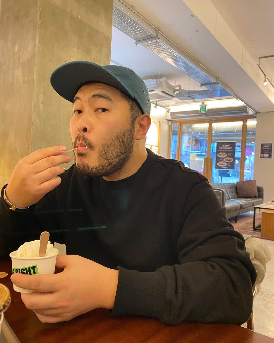 キム・ギバンのインスタグラム：「. 솦트아스크림🍦 무조건 바닐라!!😏 . #스웻셔츠 #캠프캡 #브래슬릿 #남자패션끝」