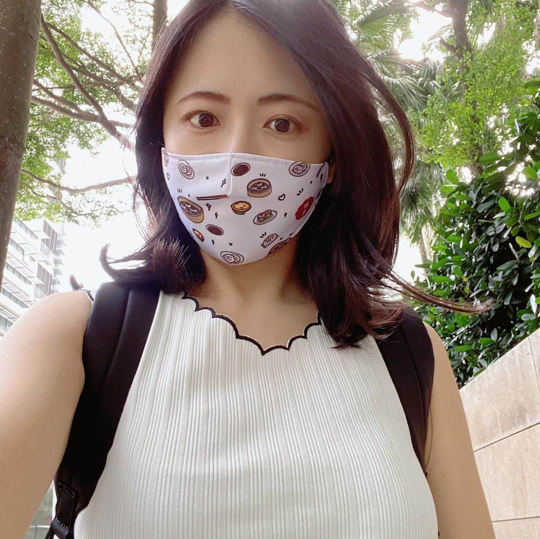 大西蘭のインスタグラム：「・ 点心のイラストが描かれたマスク🥟 ・ 焼売、餃子、エッグタルト、肉まん、、、 ・ こんなマスクをしていたら、完全に食いしん坊ですよね🤣 ・ 幸い、遠目には何のイラストか、よく分からないので、食いしん坊に見られる心配はしなくて良いみたいですが笑 ・ シンガポールに来てから点心を食べる頻度がふえましたが、中でもコスパ良くて美味しいお店『Swee Choon Tim Sum Restaurant』 ・ そこでデリバリーした時にもらったマスクです😊 ・ ちなみに、Googleの口コミが脅威の6,000件超え！ ・ いかに人気店か、再認識しました😳 ・ ・ @sweechoon.sg  ・ ・ 📍 『Swee Choon Tim Sum Restaurant』 183/185/187/189, Jln Besar, 191/193, 208882 ・ ・ #sweechoon #sweechoondimsum #sweechoontimsum #瑞春  #シンガポール点心 #シンガポール飲茶  #コスパ最高」